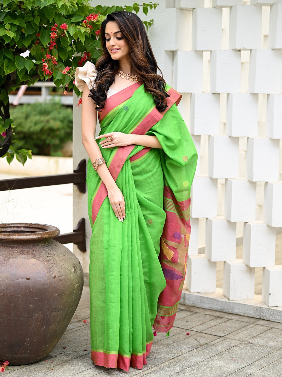 

BEATITUDE Woven Design Silk Cotton Saree, Green