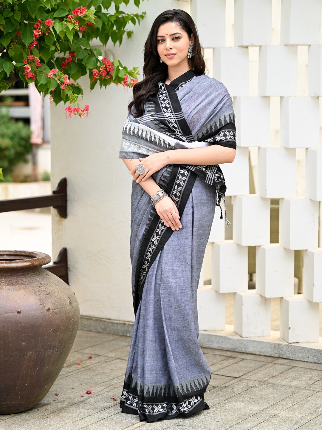 

BEATITUDE Woven Design Pure Cotton Saree, Grey