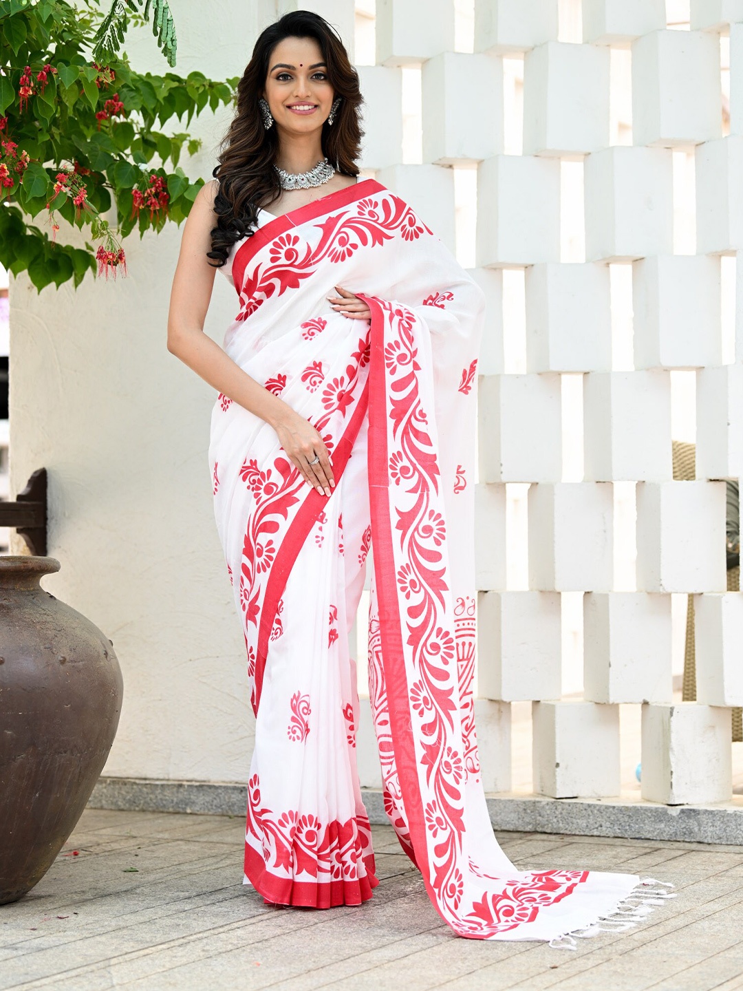 

BEATITUDE Floral Printed Pure Cotton Saree, White