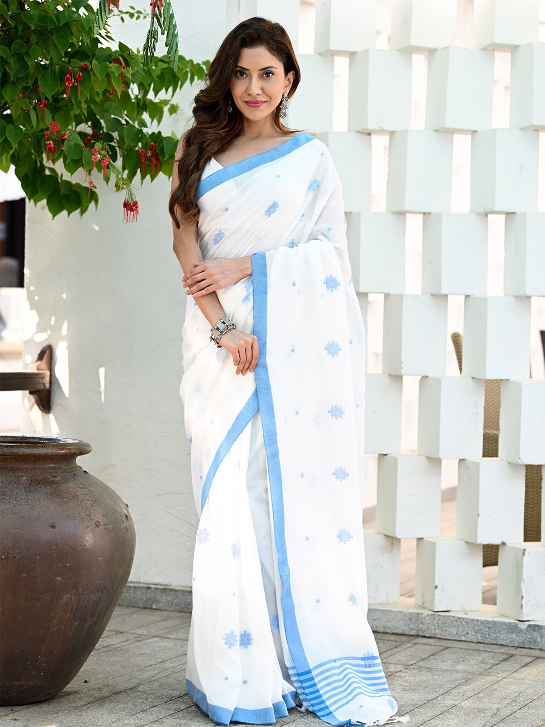 

BEATITUDE Woven Design Pure Cotton Jamdani Saree, White