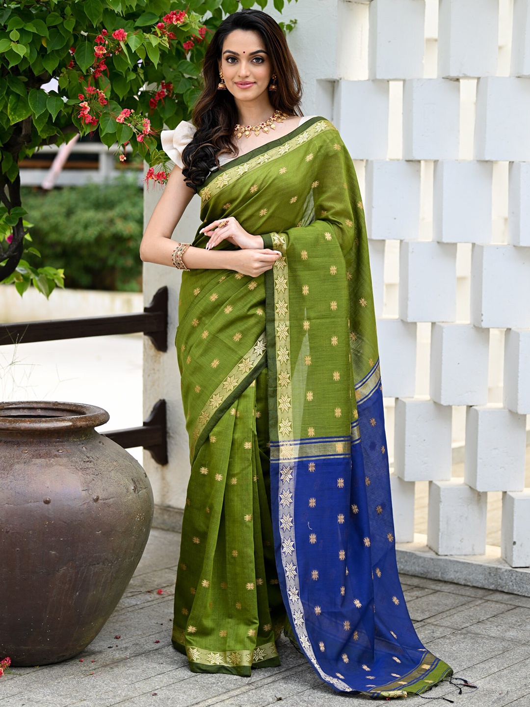 

BEATITUDE Woven Design Silk Cotton Saree, Green