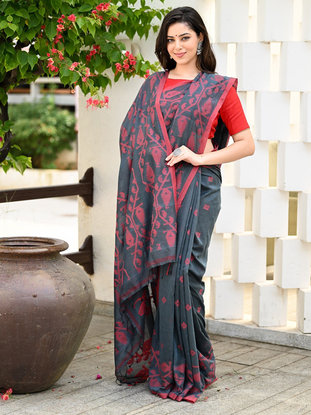 

BEATITUDE Ethnic Motifs Printed Pure Cotton Jamdani Saree, Grey