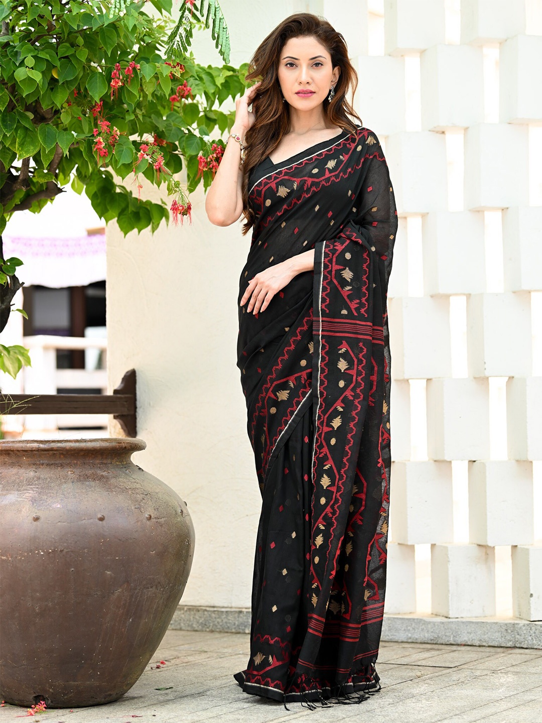 

BEATITUDE Woven Design Pure Cotton Jamdani Saree, Black