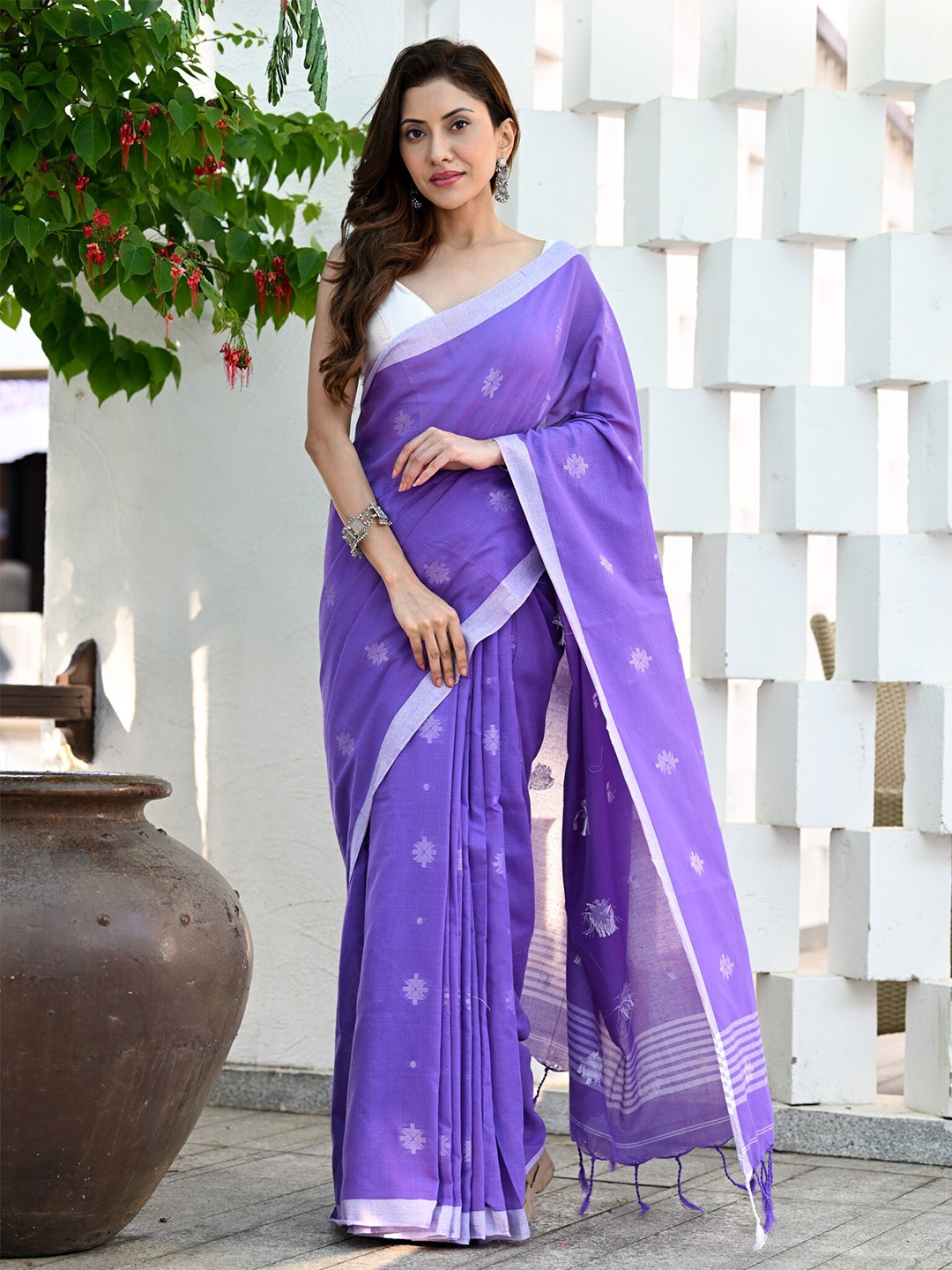 

BEATITUDE Woven Design Pure Cotton Jamdani Saree, Lavender