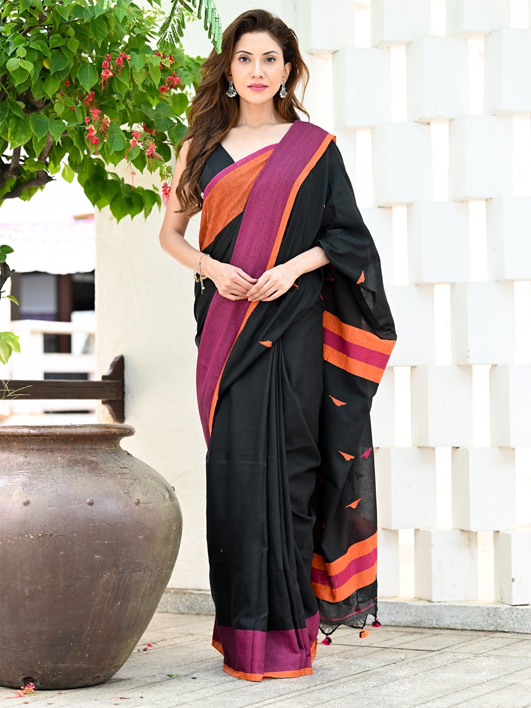 

BEATITUDE Woven Design Pure Cotton Saree, Black