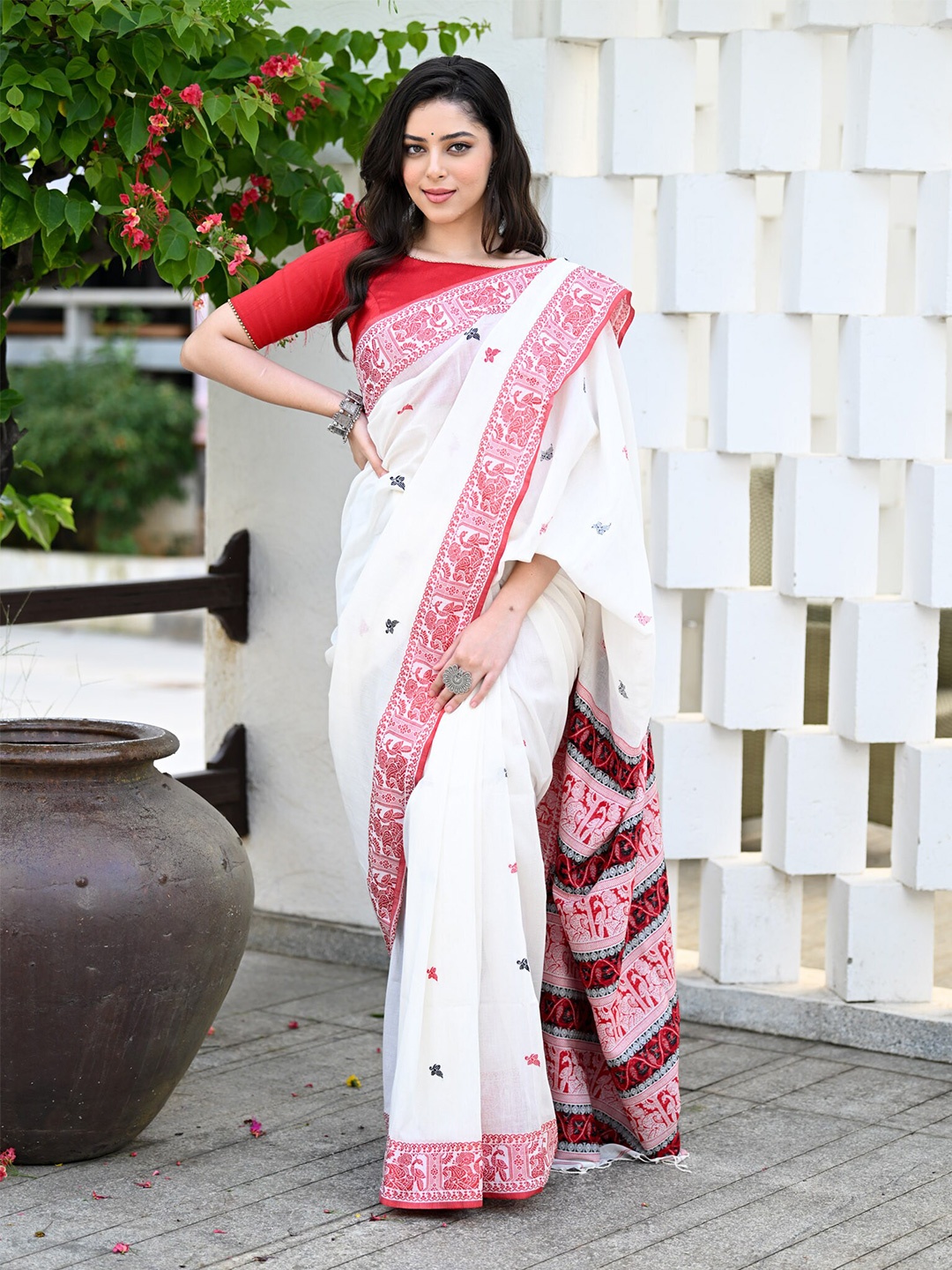 

BEATITUDE Ethnic Motifs Printed Pure Cotton Baluchari Saree, Off white
