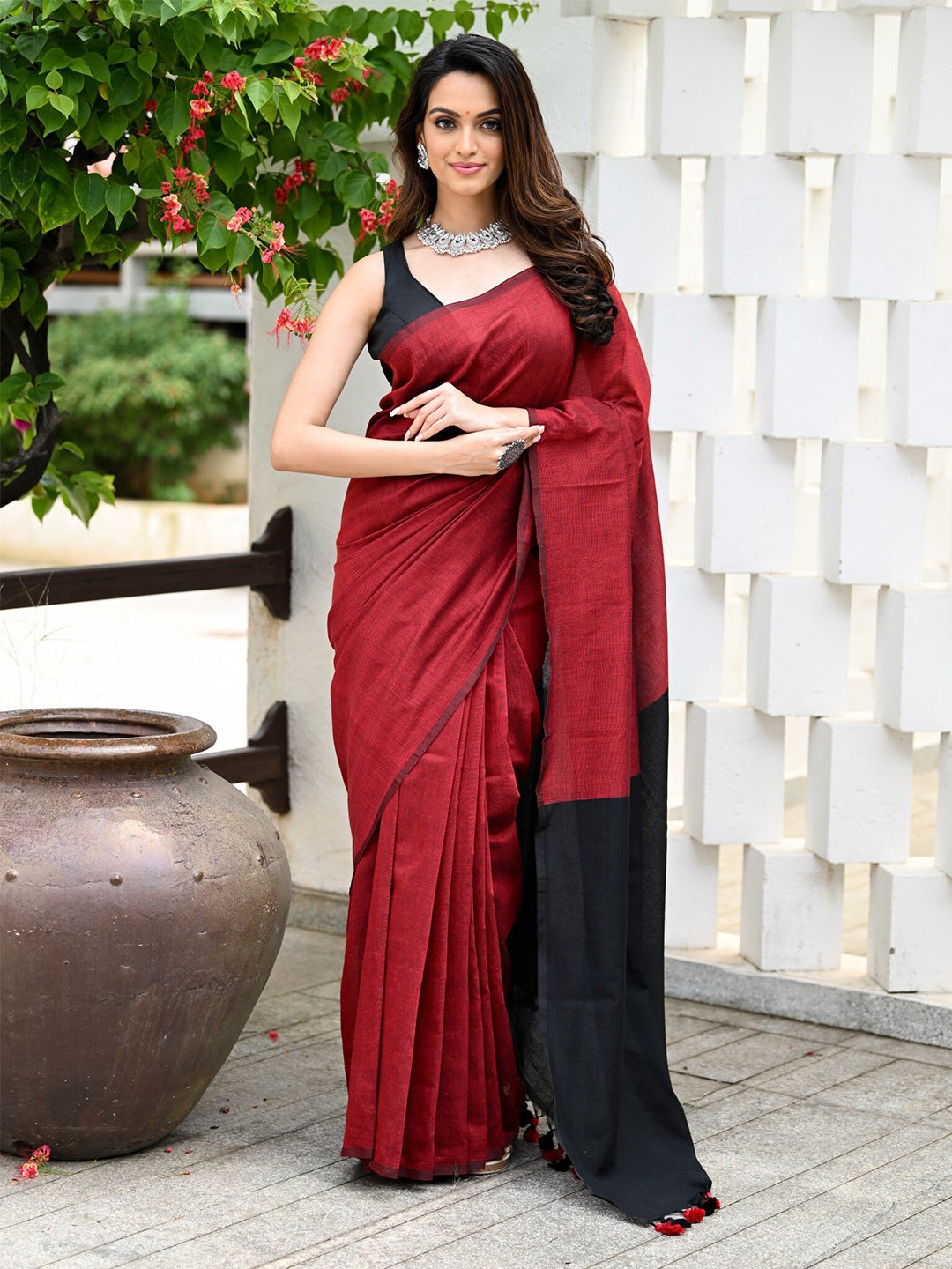 

BEATITUDE Colourblocked Saree, Red