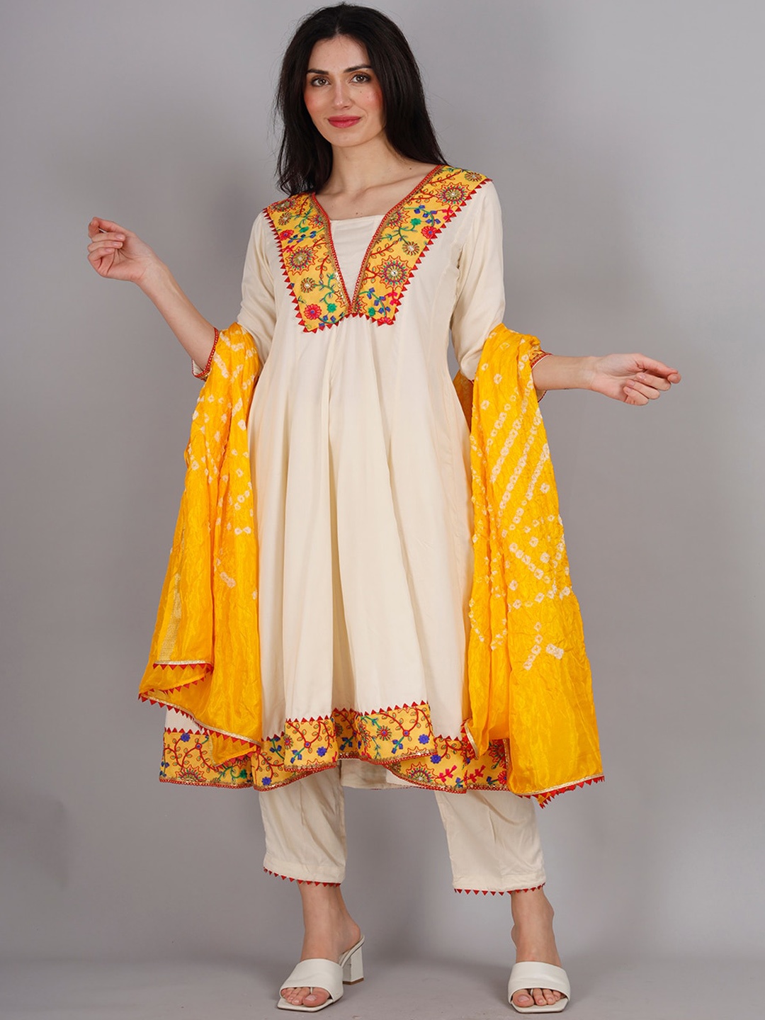

MILU MADAN Ethnic Motifs Yoke Design Anarkali Kurta with Trousers, Cream