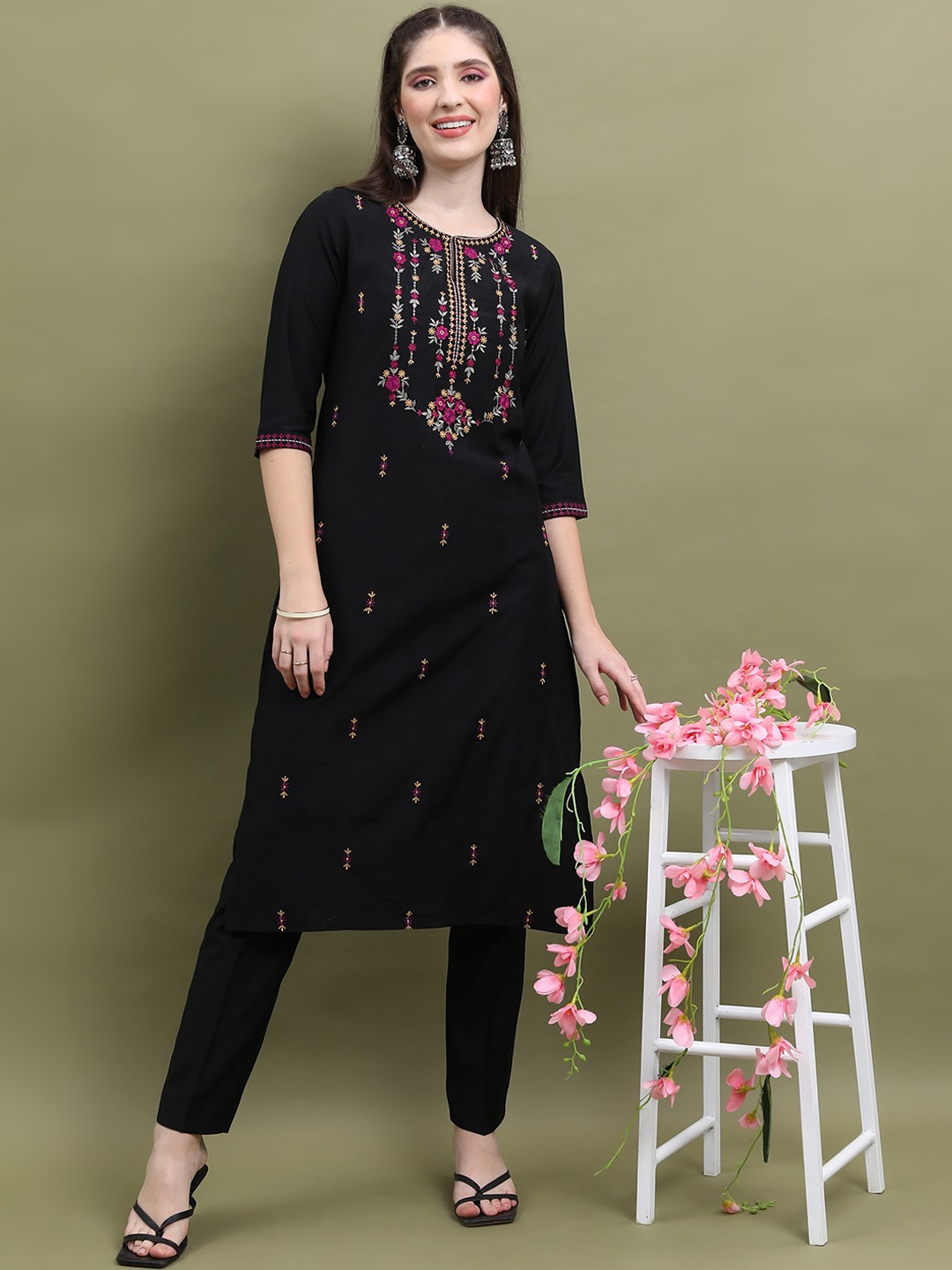 

KETCH Floral Embroidered Thread Work Kurta With Trousers, Black
