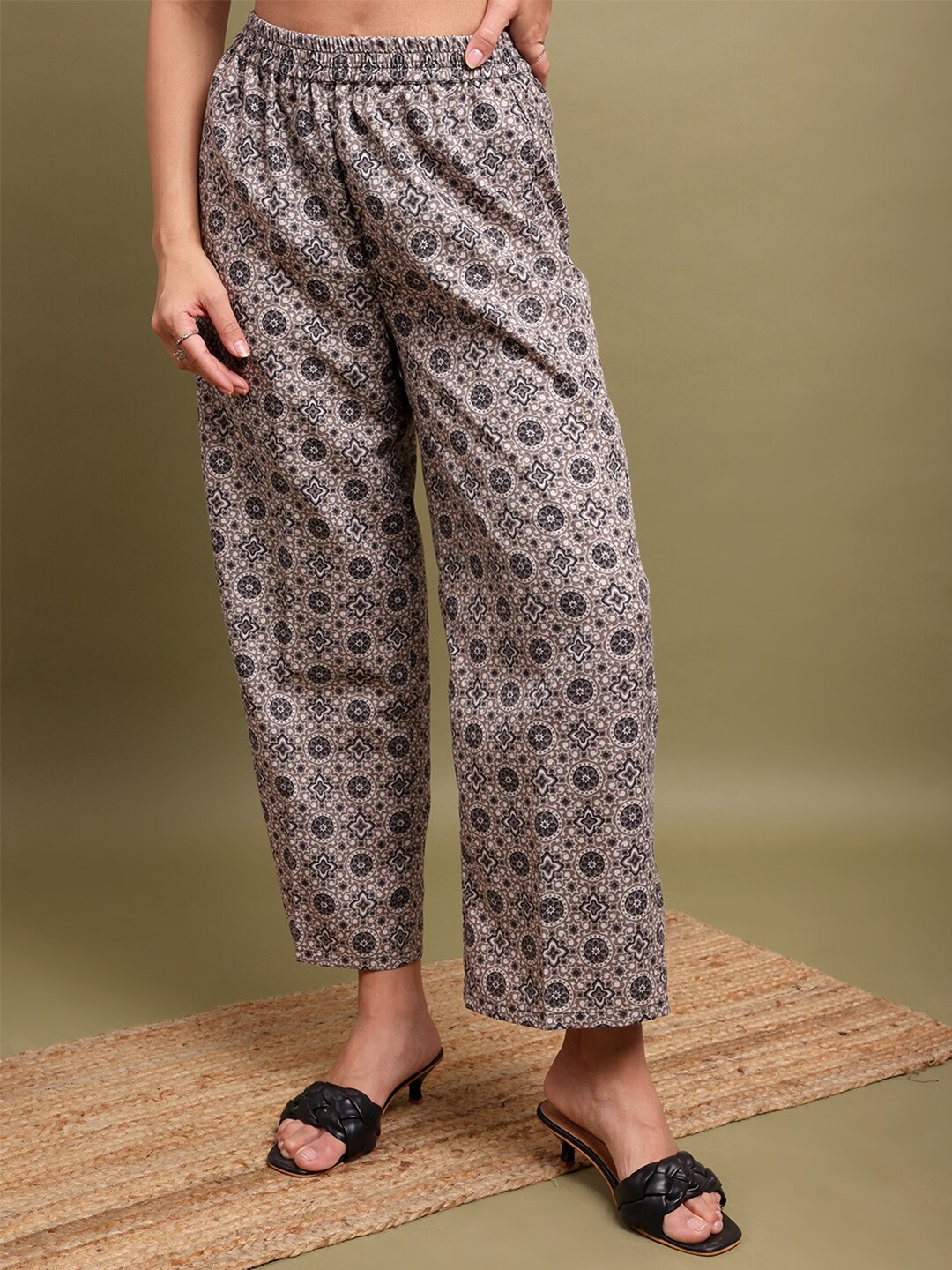

Vishudh Women Black Ethnic Motifs Printed Straight Fit Palazzos