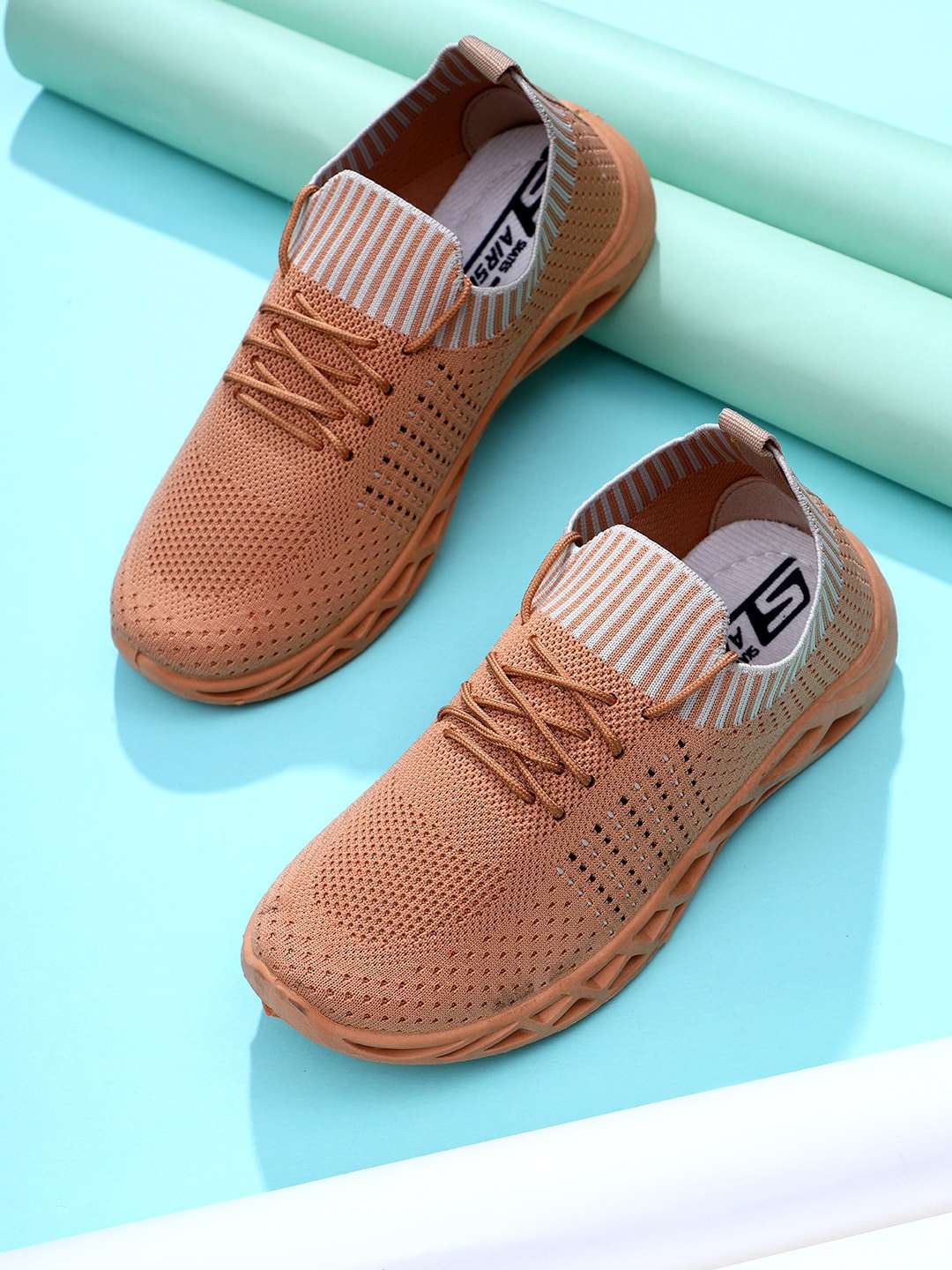 

Airson Men Textured Lightweight Lace-Up Sneakers, Beige