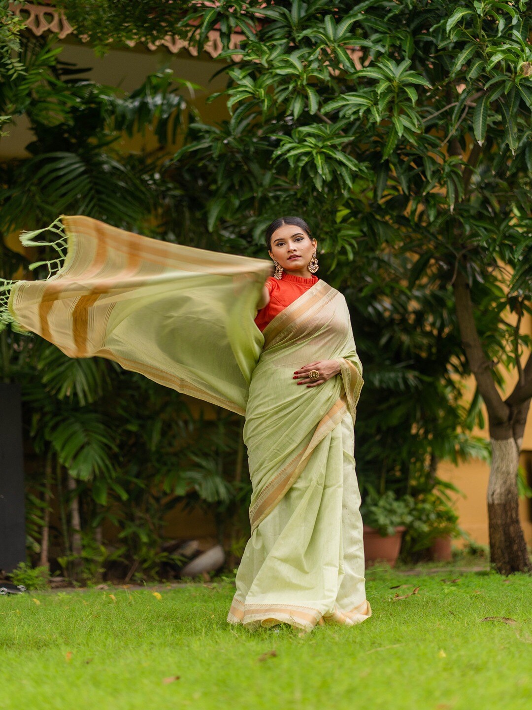 

INsthah Zari Pure Linen Saree, Green