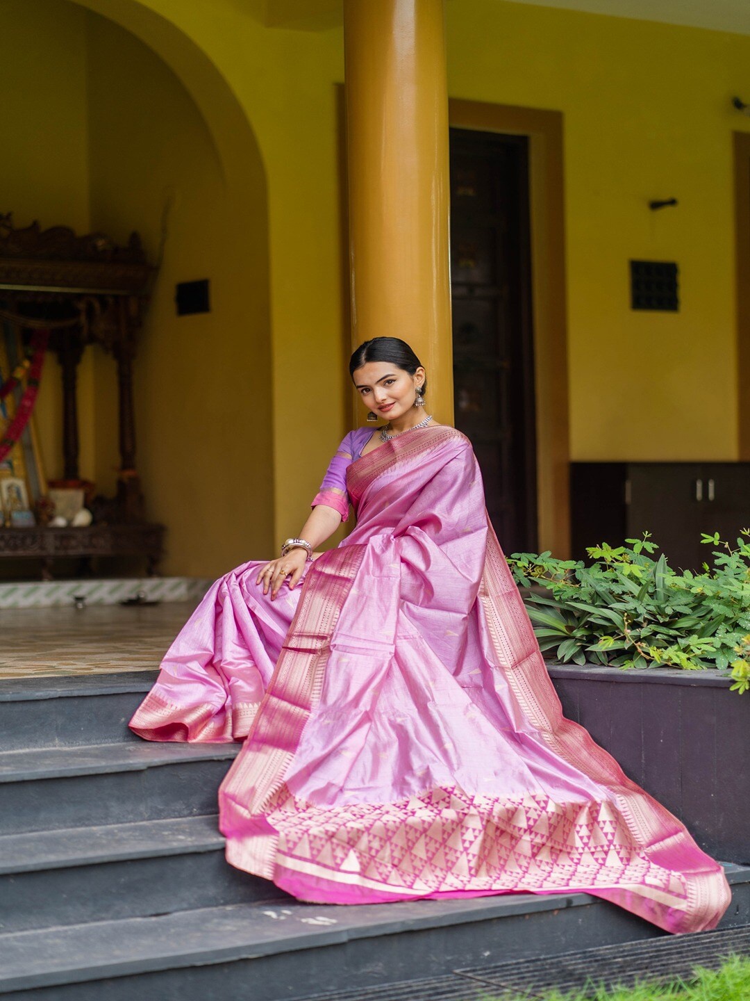 

INsthah Woven Design Zari Pure Silk Saree, Pink