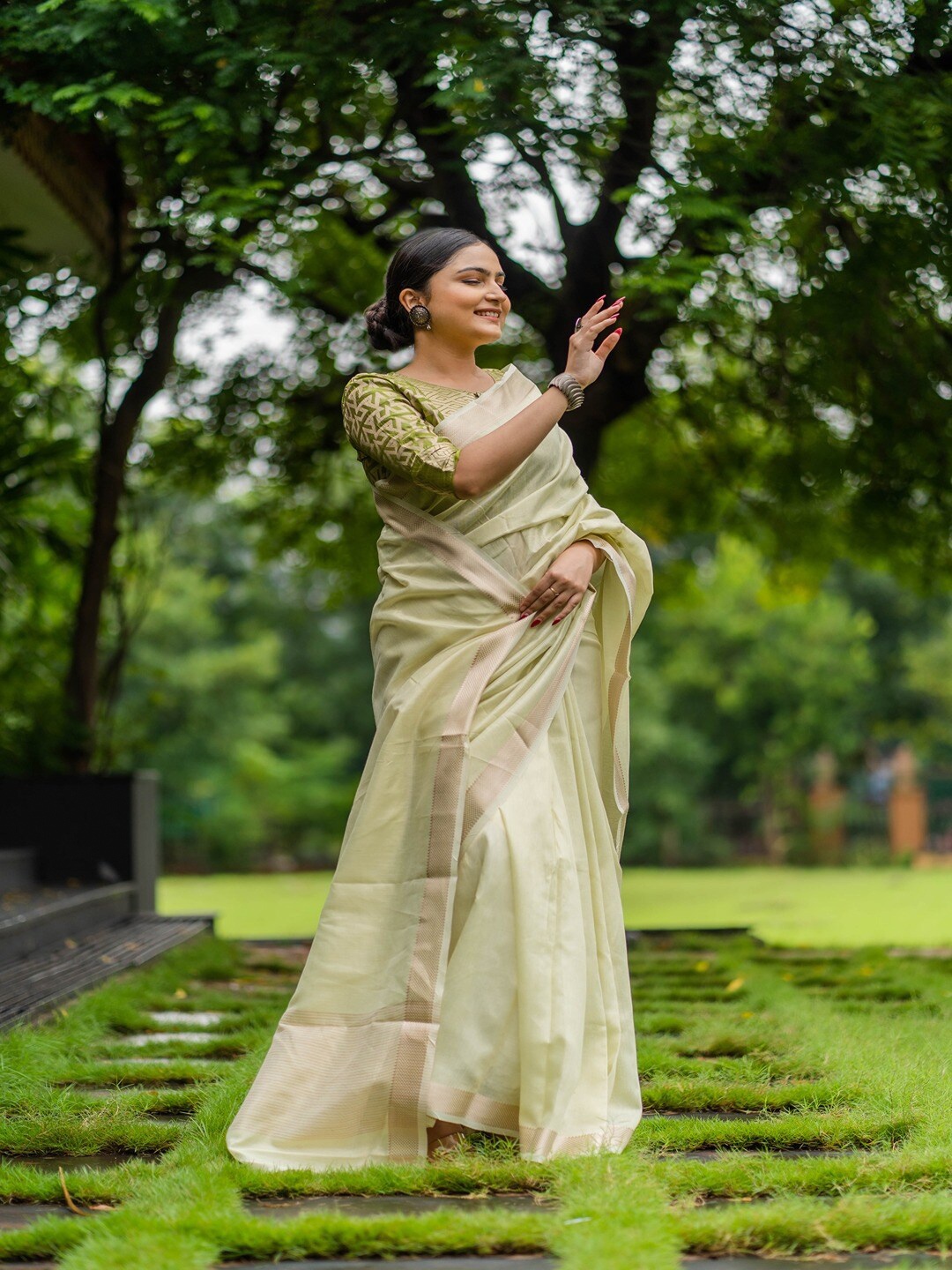 

INsthah Zari Tissue Banarasi Saree, Green