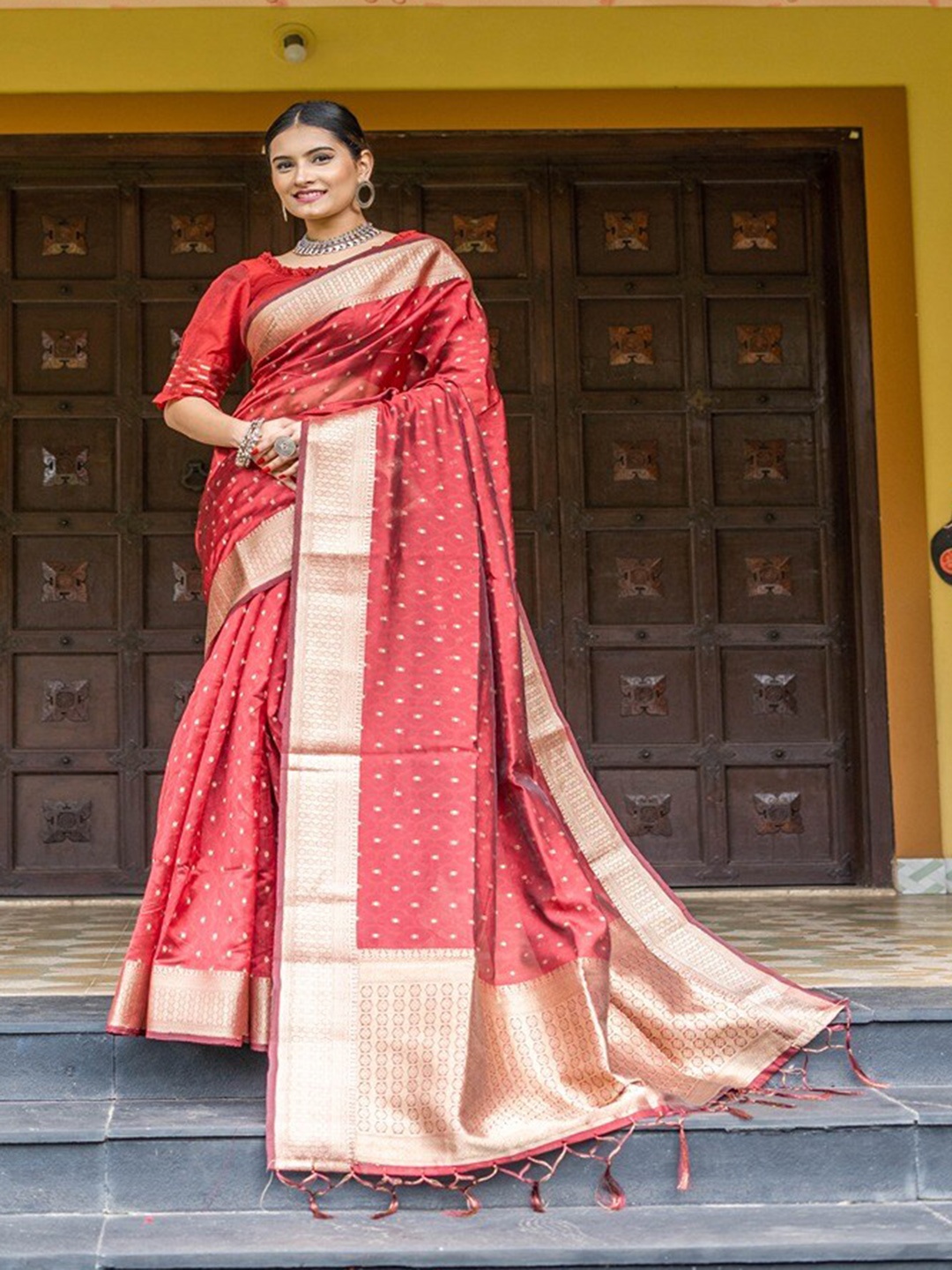 

INsthah Woven Design Zari Organza Banarasi Saree, Red