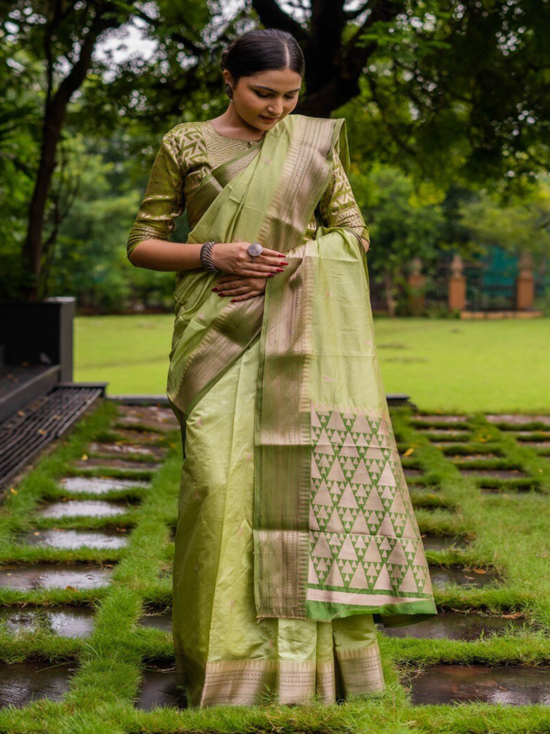 

INsthah Woven Design Zari Pure Silk Banarasi Saree, Green