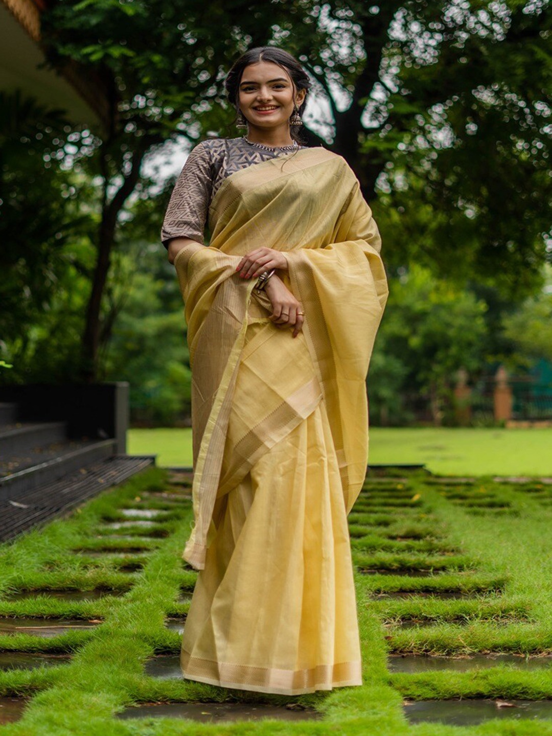 

INsthah Zari Tissue Banarasi Saree, Yellow