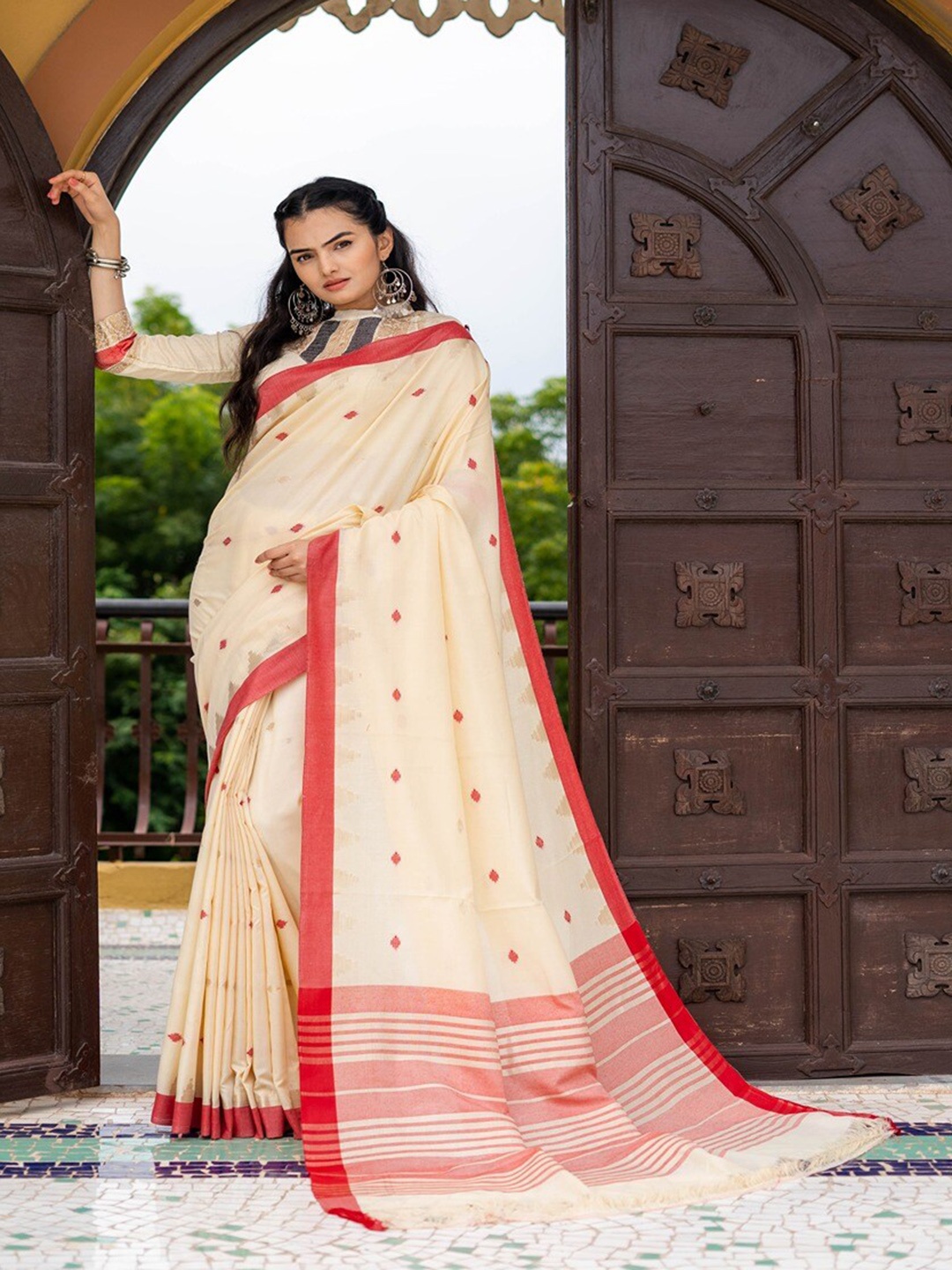

INsthah Ethnic Motifs Woven Design Pure Crepe Jamdani Saree, Beige
