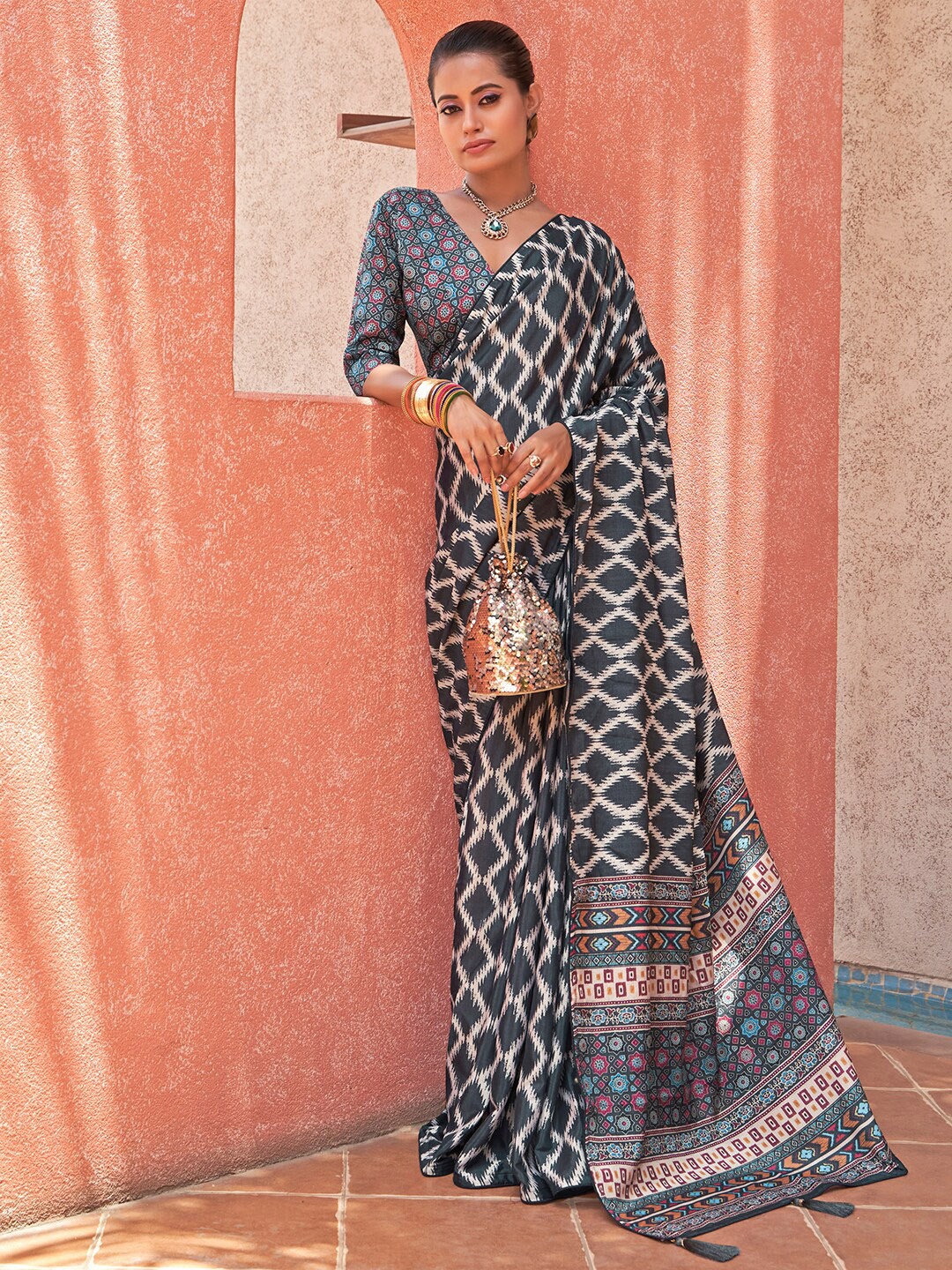

FABPIXEL Geometric Printed Saree, Black