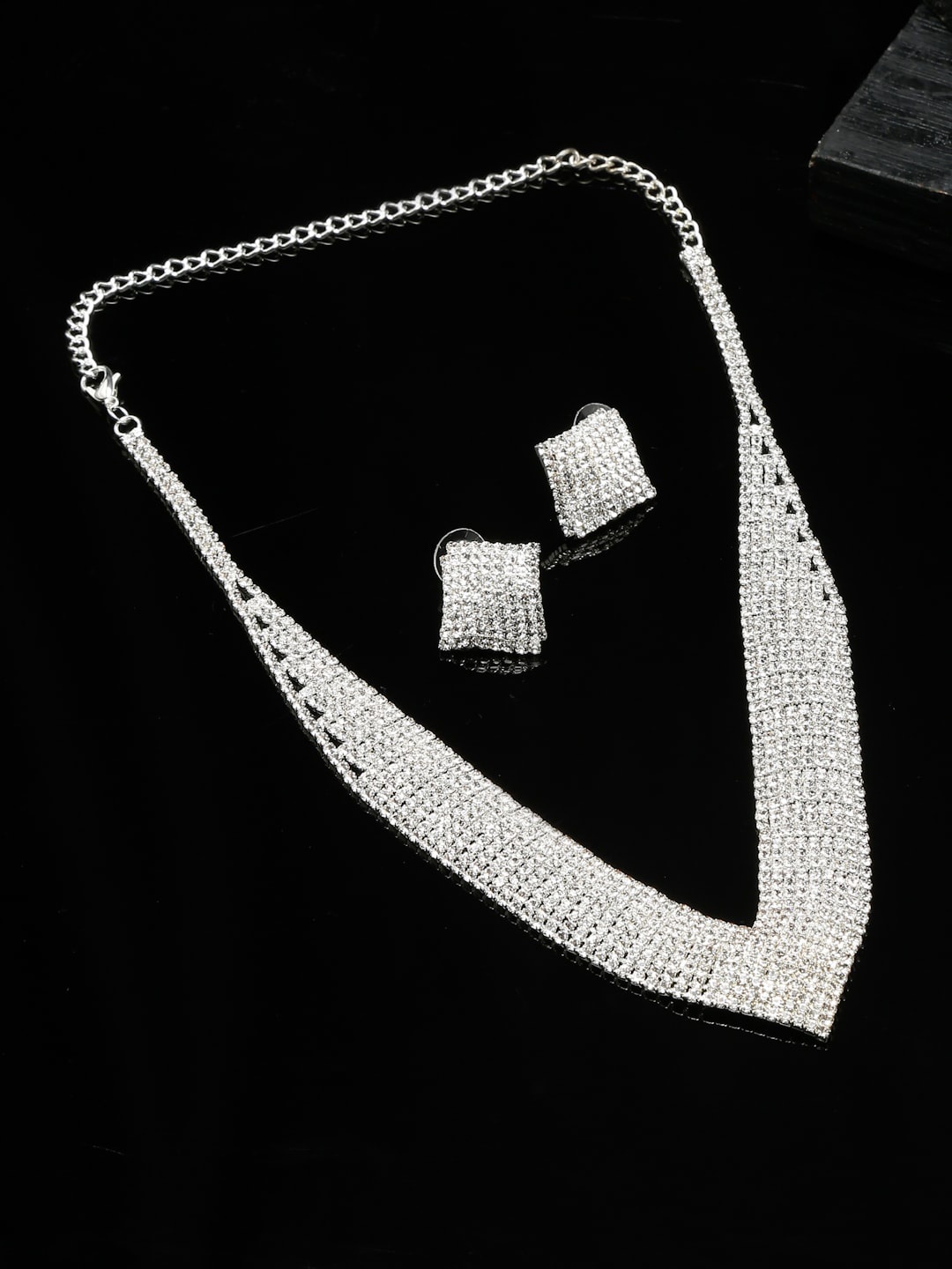 

DressBerry Silver-Plated Stone-Studded Jewellery Set