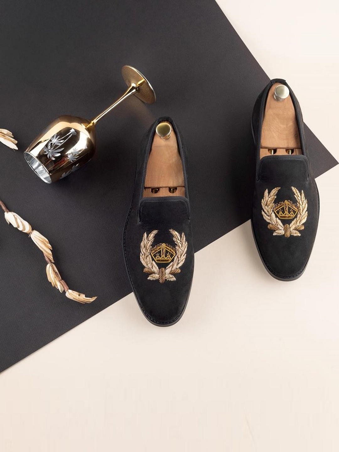 

GRIFFIN Men Embroidered Latex Lined Loafers, Black