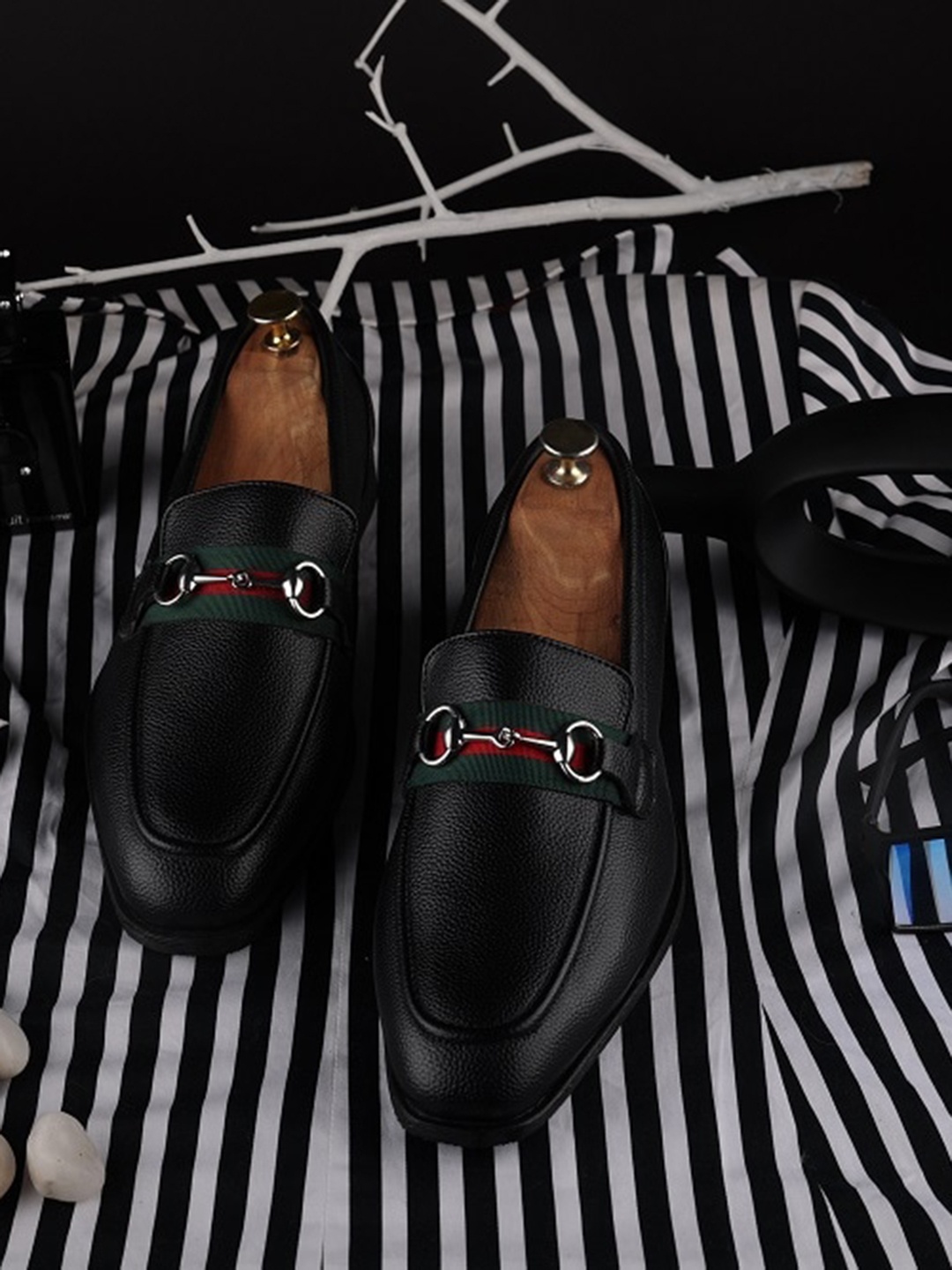 

GRIFFIN Men Textured Buckled Latex Lined Horsebit Loafers, Black