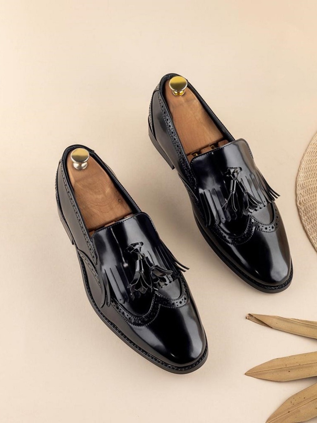 

GRIFFIN Men Perforated Fringes Tassel Formal Brogues, Black