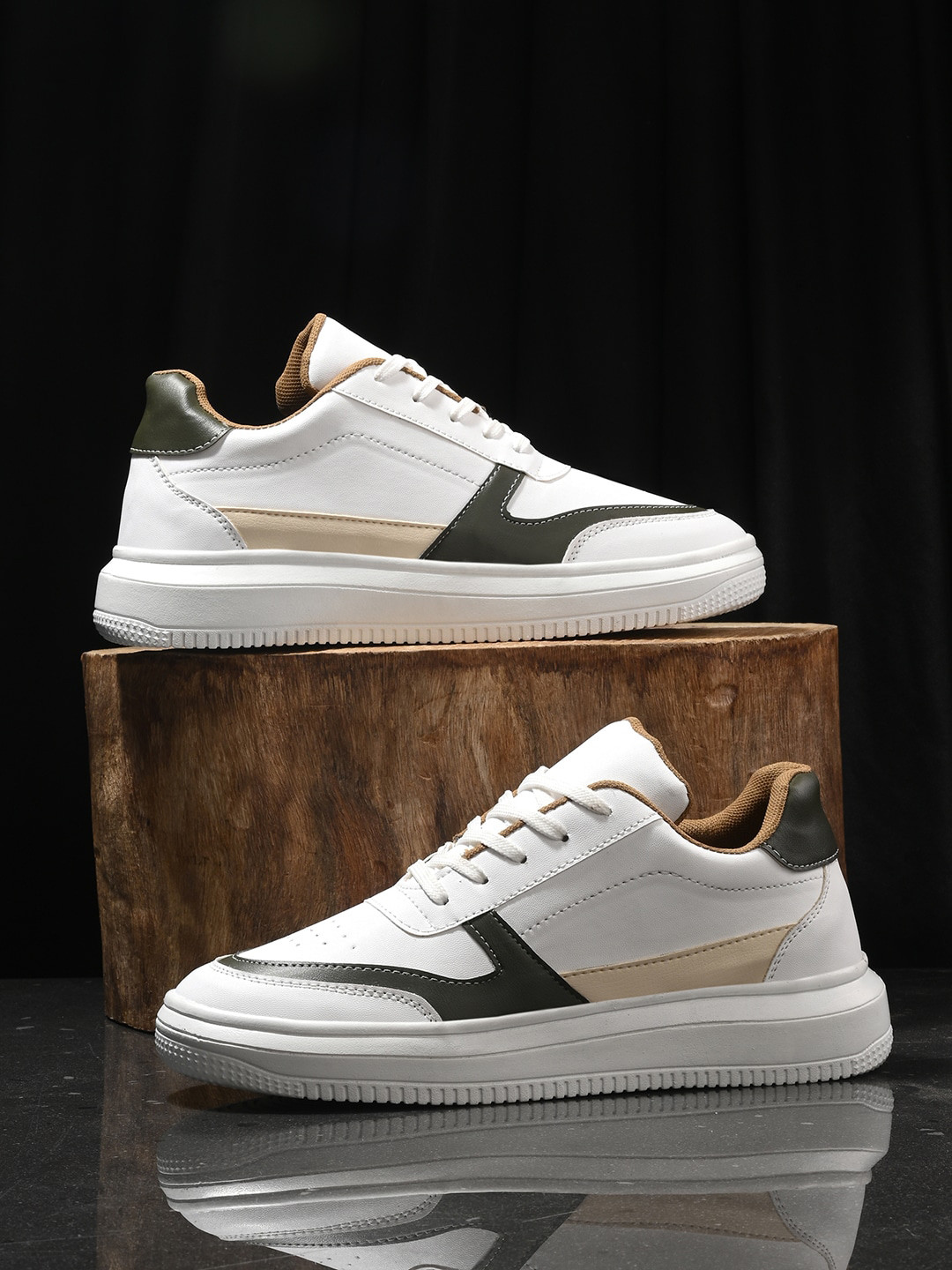 

The Roadster Lifestyle Co. Men White & Brown Colourblocked Lightweight Comfort Sneakers