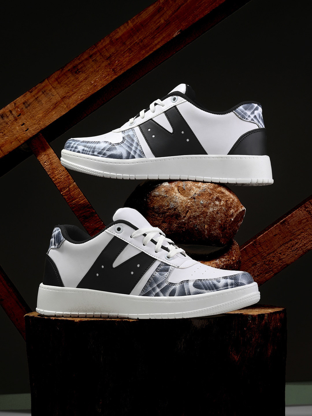 

The Roadster Lifestyle Co. Men White & Grey Printed Lightweight Comfort Sneakers