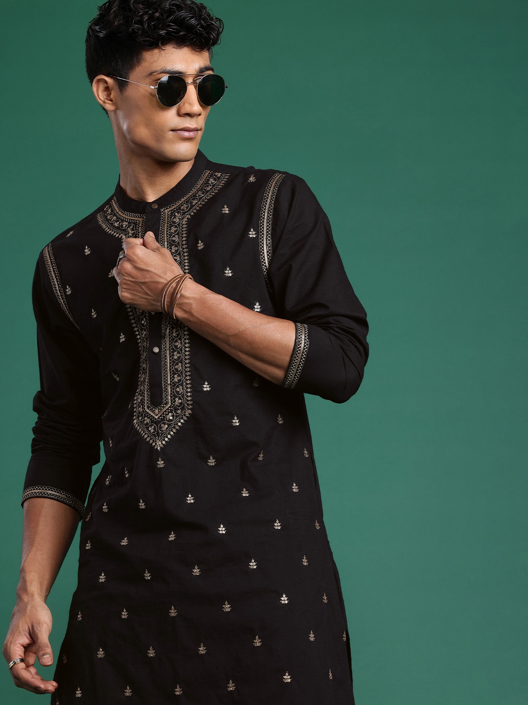 

Sangria Men Embroidered Sequinned Straight Kurta, Black