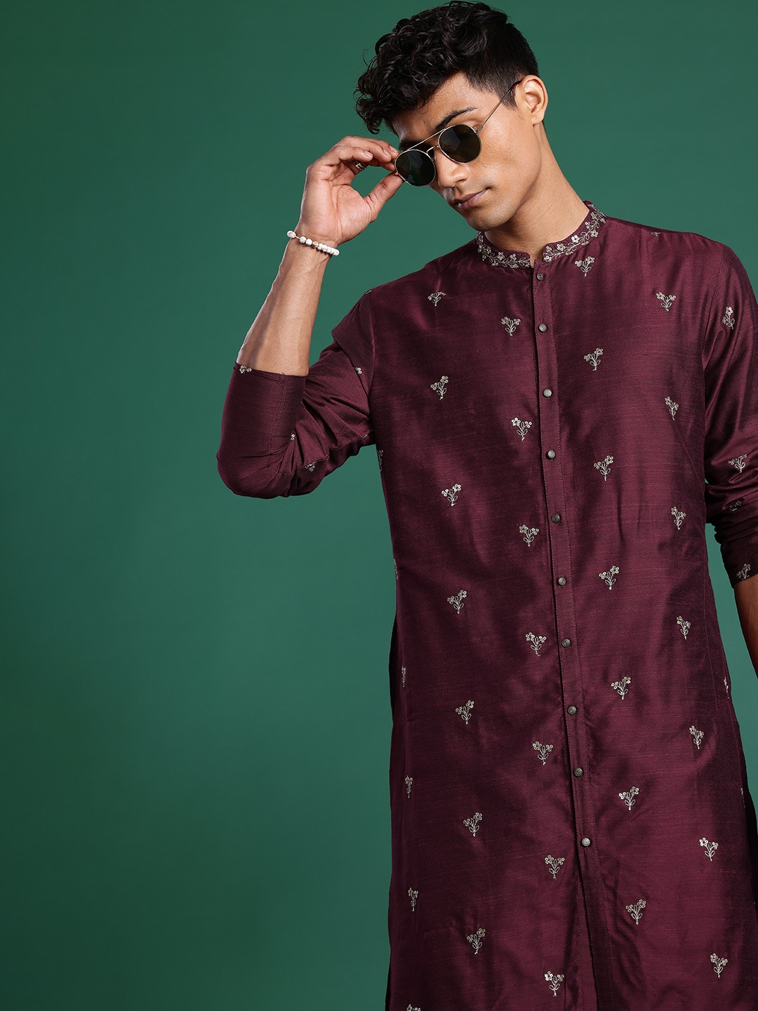 

Sangria Men Embroidered Sequinned Straight Kurta, Burgundy