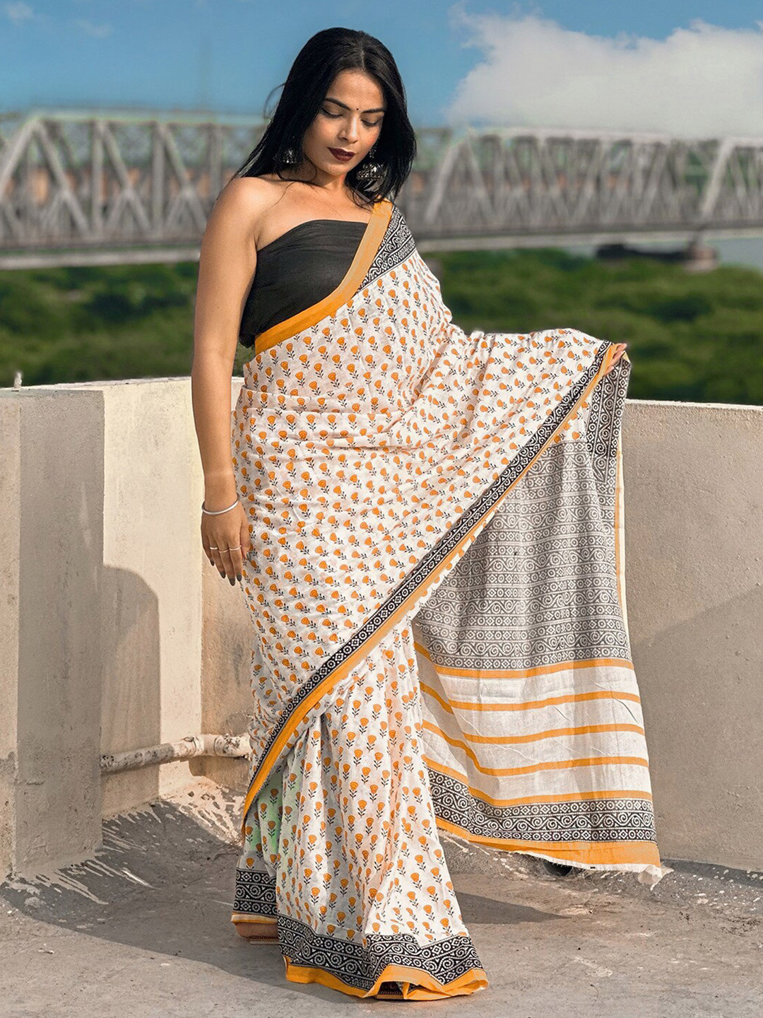 

Mitera Floral Printed Saree, White