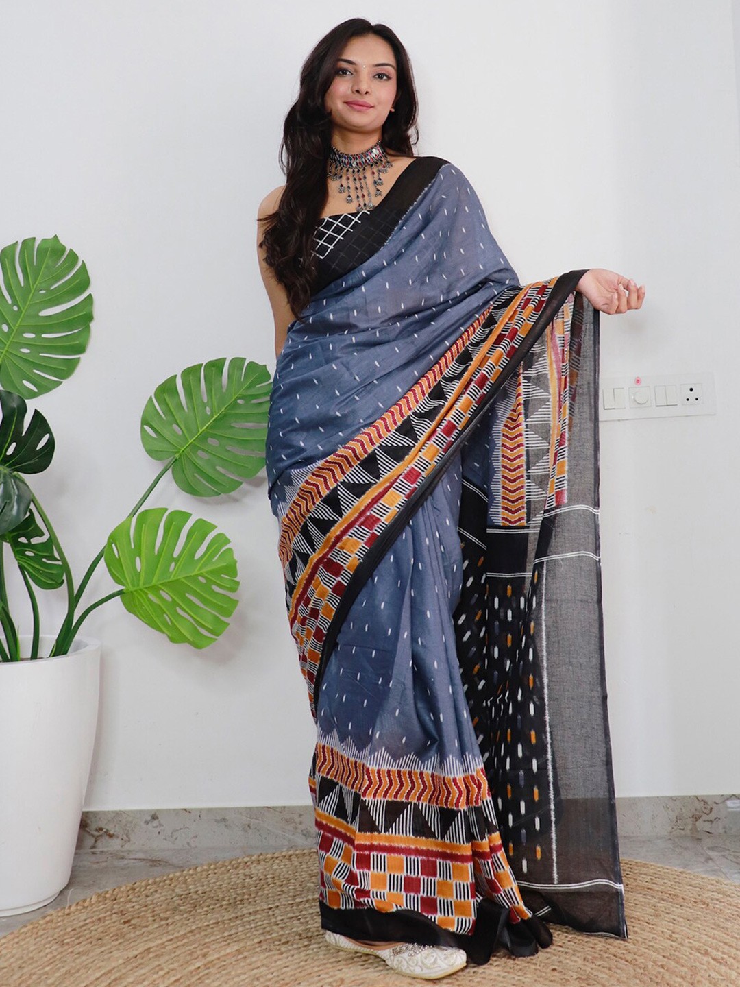 

Mitera Geometric Printed Saree, Grey