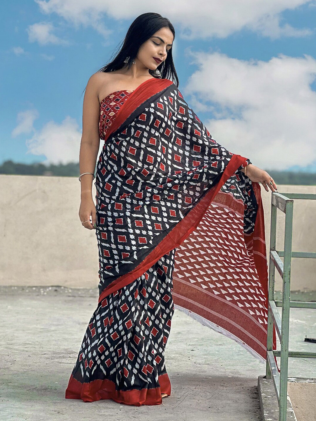 

Mitera Geometric Printed Saree, Black