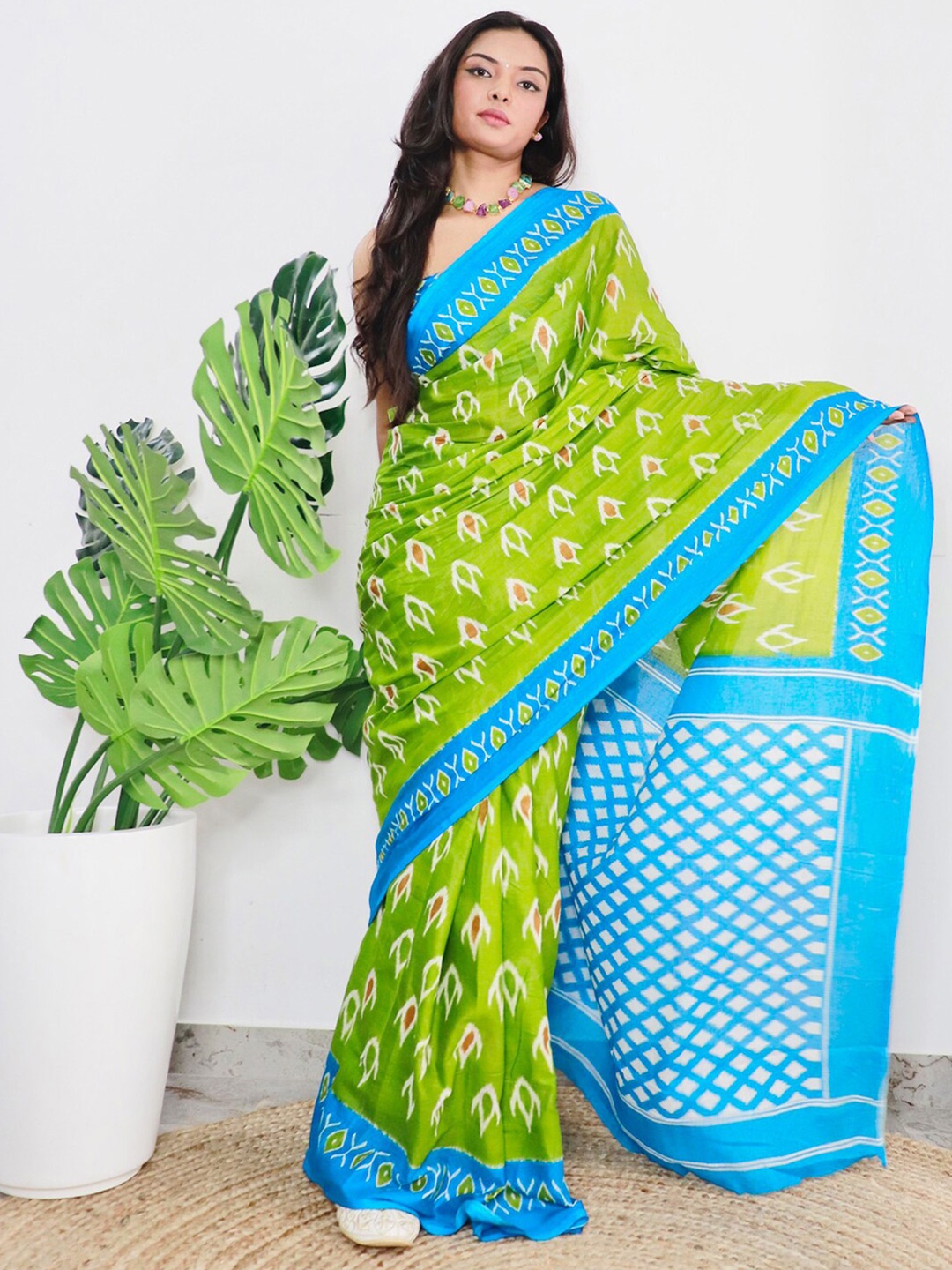 

Mitera Abstract Printed Saree, Green