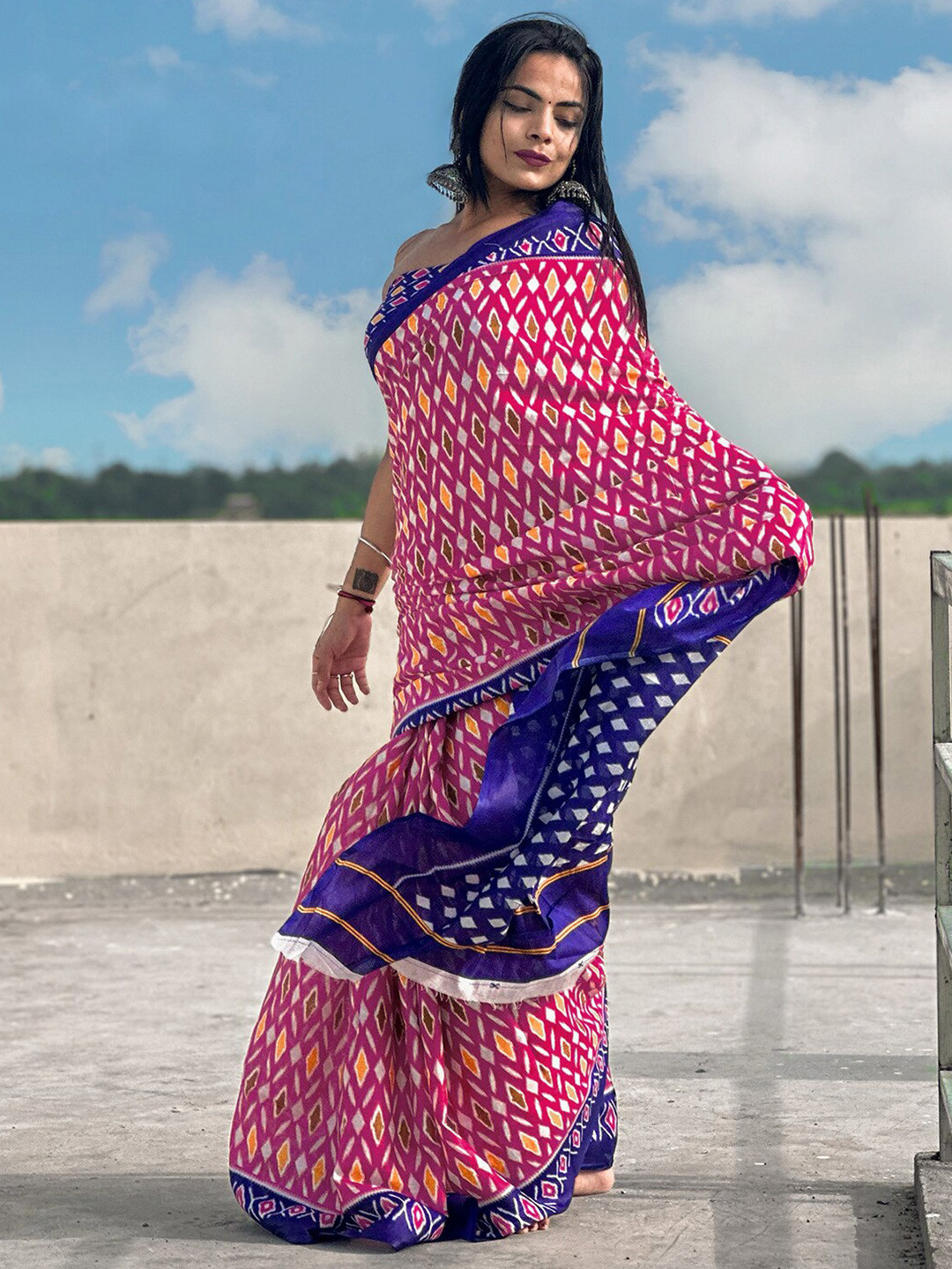 

Mitera Geometric Printed Saree, Pink