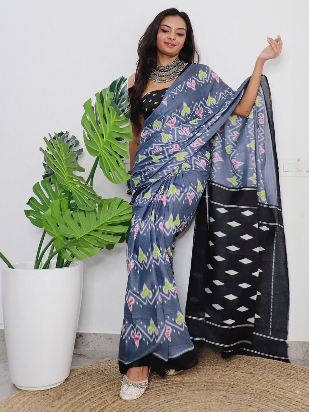 

SIRIL Ethnic Motifs Printed Saree, Grey