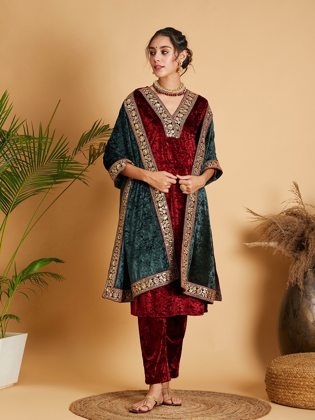 

Shae by SASSAFRAS Velvet Sequinned Dupatta With Embellished Border, Green