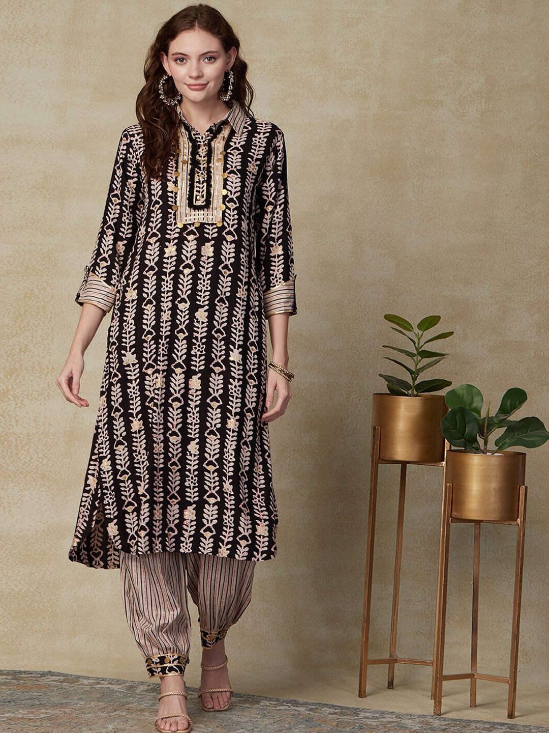 

FASHOR Printed Regular Gotta Patti Shirt Collar Kurta With Salwar, Black