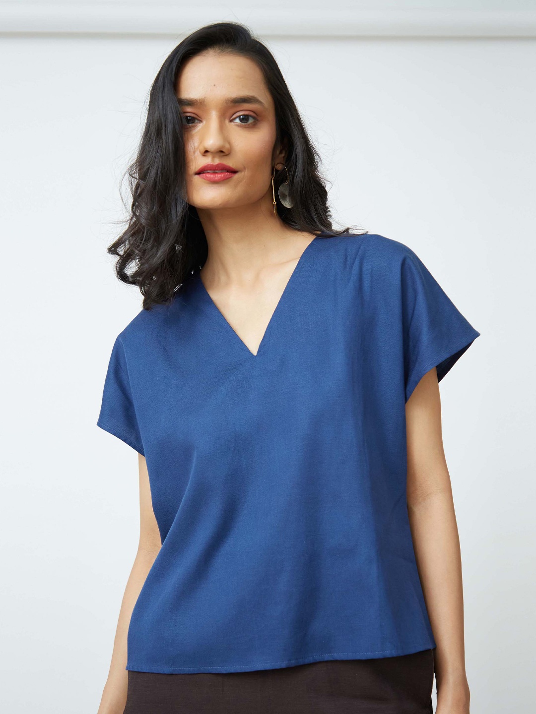 

Saltpetre V-Neck Extended Sleeves Top, Blue