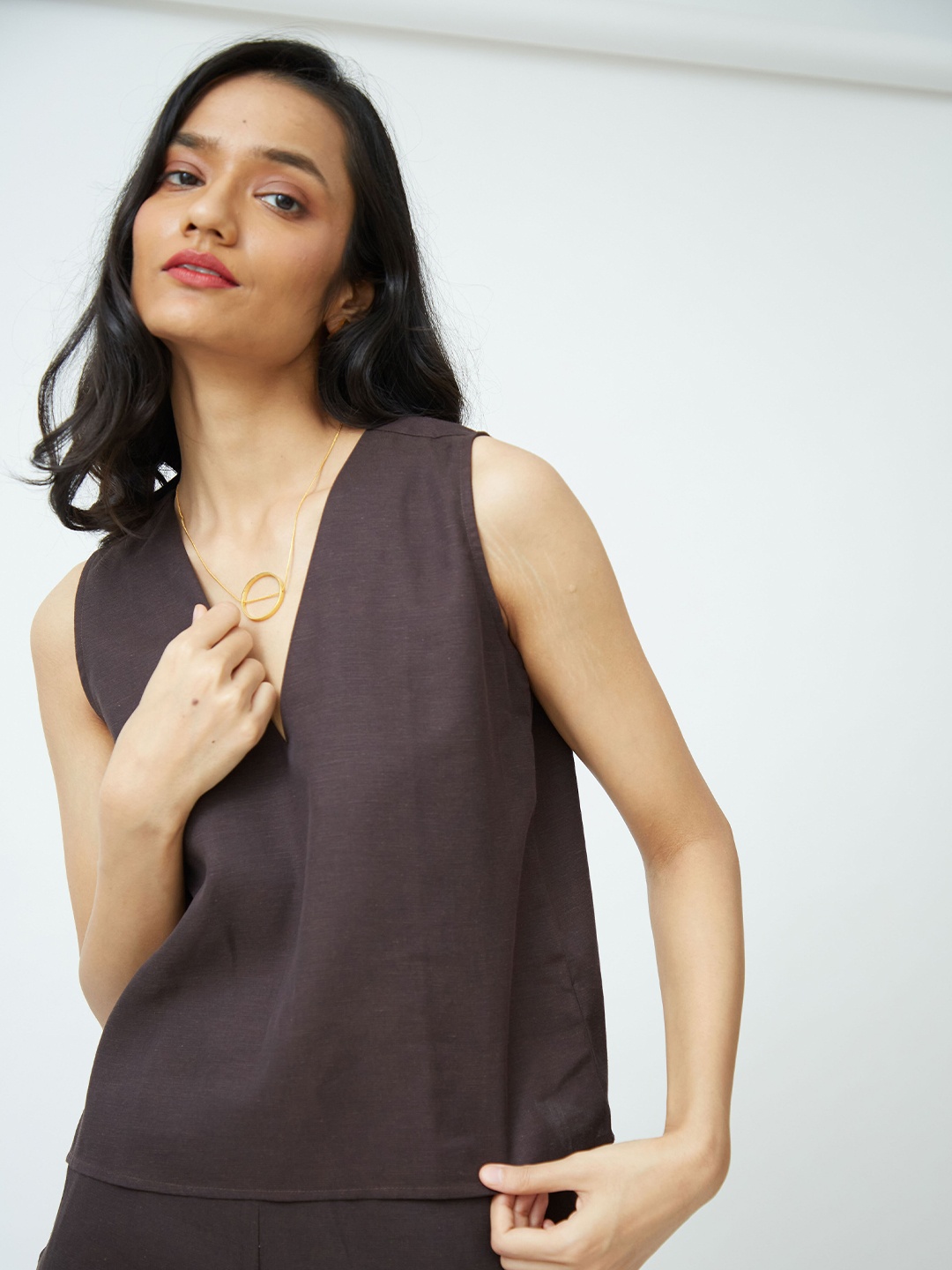 

Saltpetre V-Neck Sleeveless Top, Coffee brown