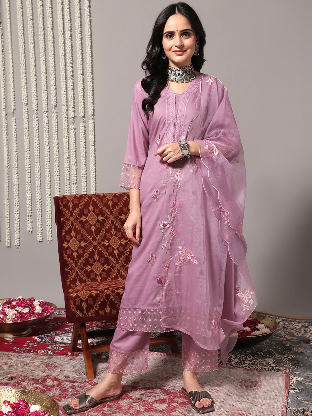 

Varanga Floral Embroidered Thread Work Detail Straight Kurta & Trousers With Dupatta, Mauve
