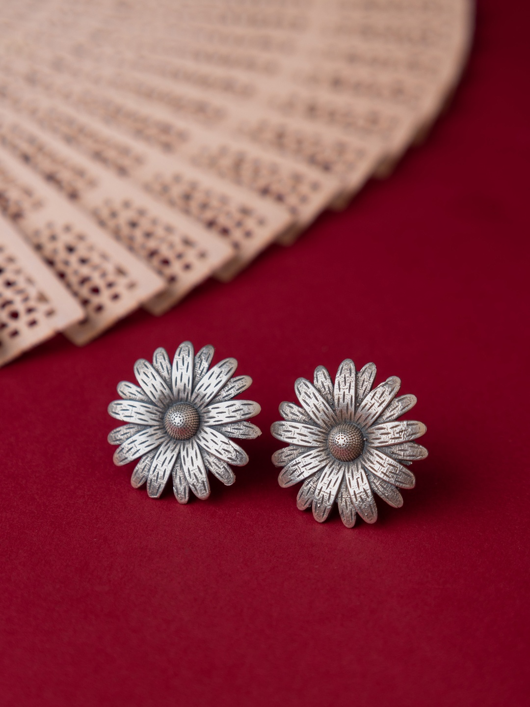 

Shyle 925 Sterling Silver Floral Studs Earrings
