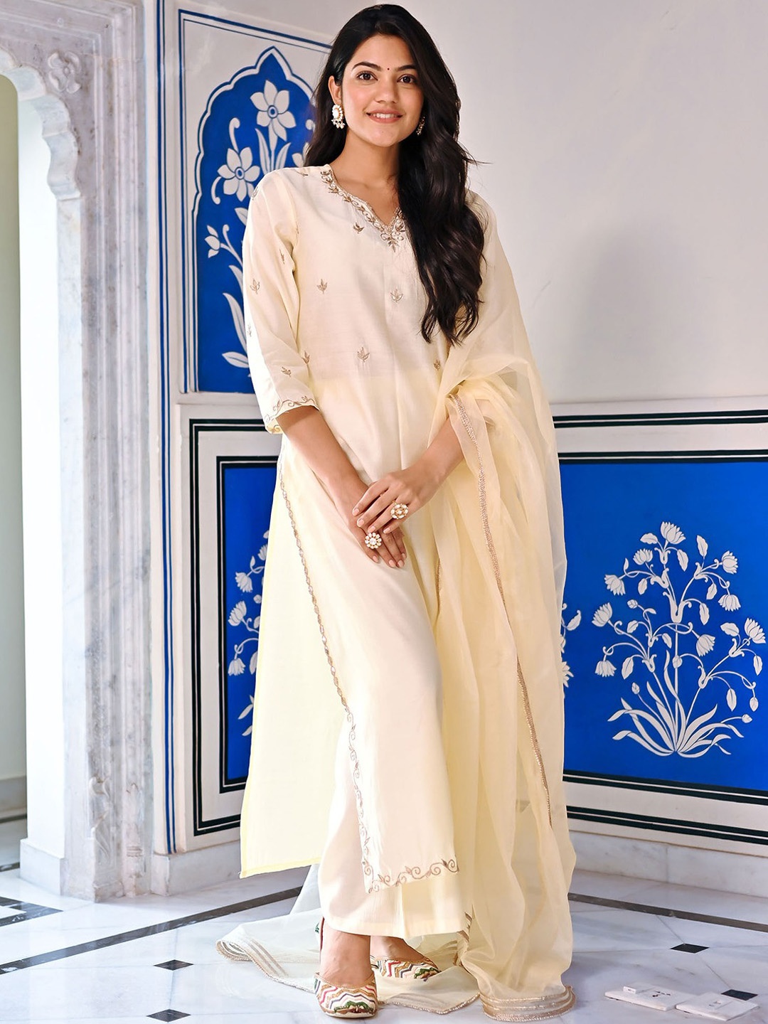 

Lavanya The Label Regular Thread Work Pure Silk Kurta & Trousers With Dupatta, Off white