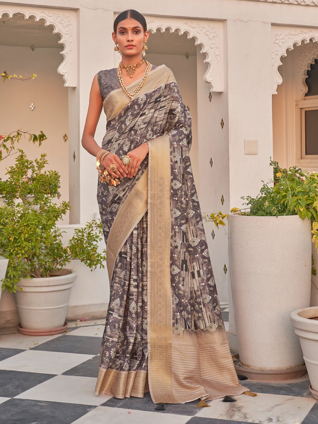

Saree mall Grey & Gold-Toned Floral Printed Zari Pure Cotton Sungudi Saree