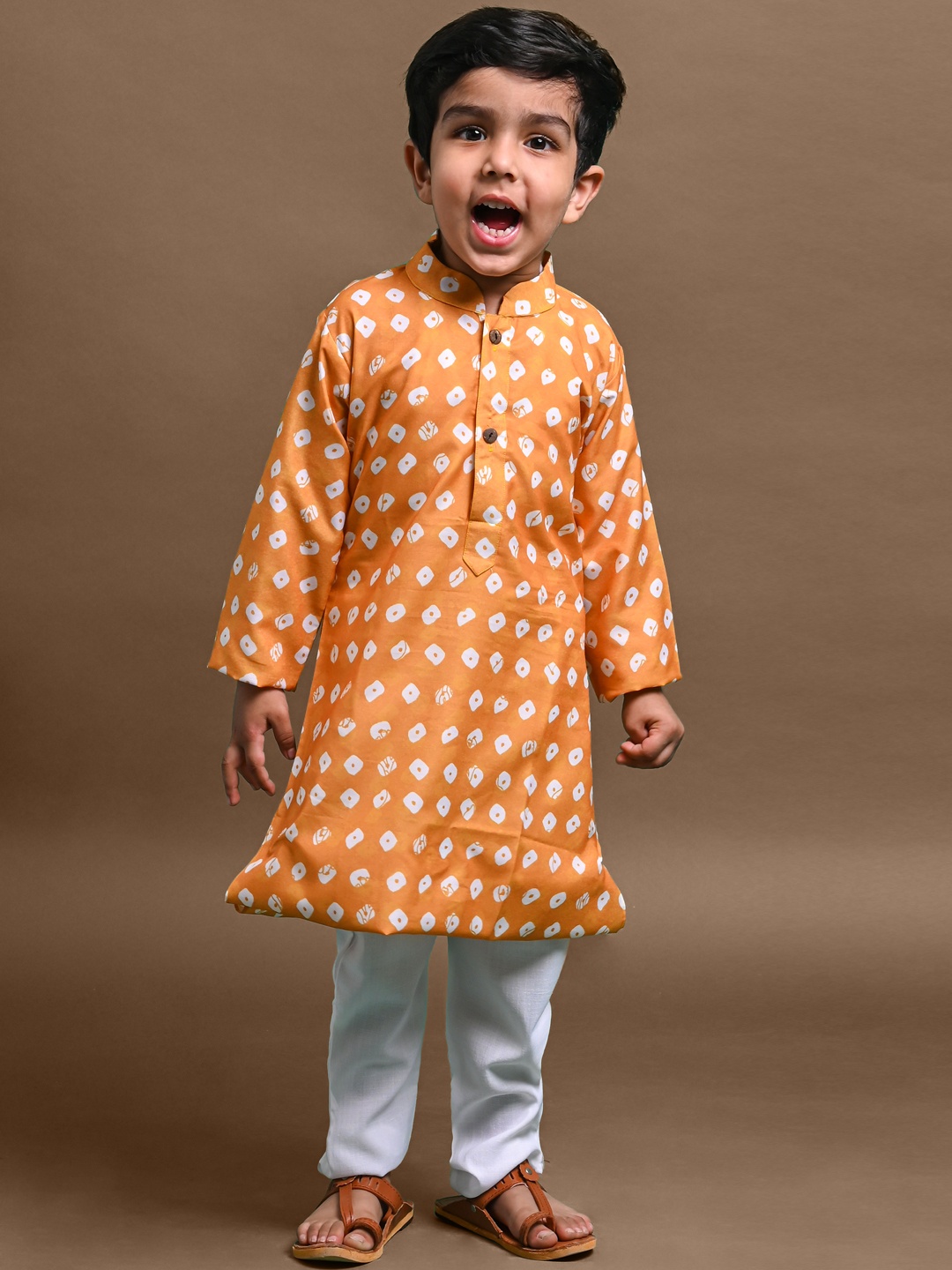 

VESHAM Boys Orange Bandhani Printed Regular Beads and Stones Kurta with Pyjamas