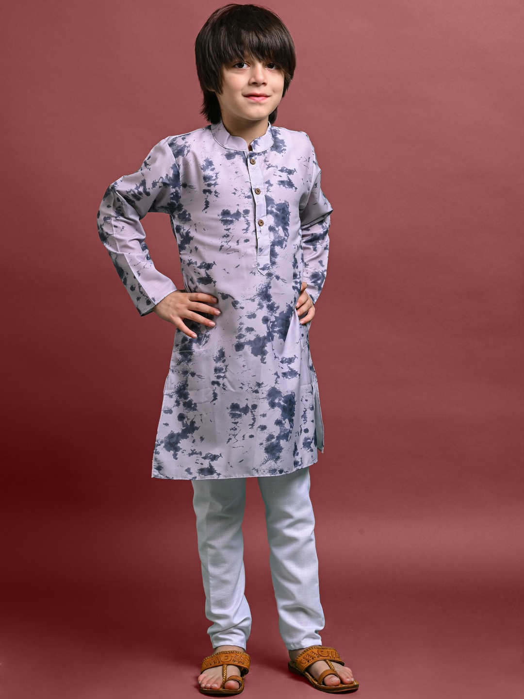 

VESHAM Boys Dyed Mandarin Collar Long Sleeve Straight Silk Blend Kurta Set, Grey