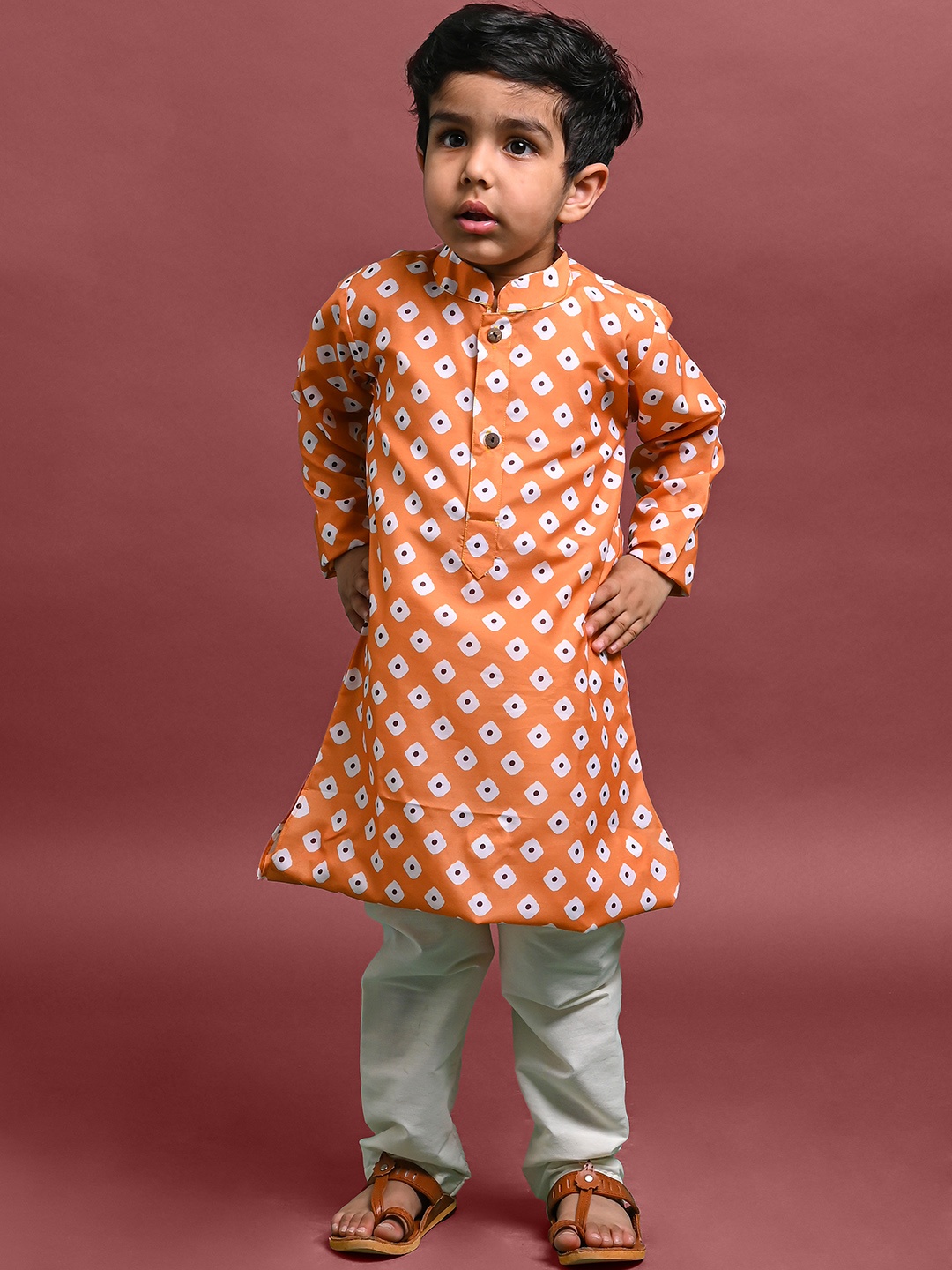 

VESHAM Boys Bandhani Printed Mandarin Collar Straight Silk Blend Kurta Set, Orange