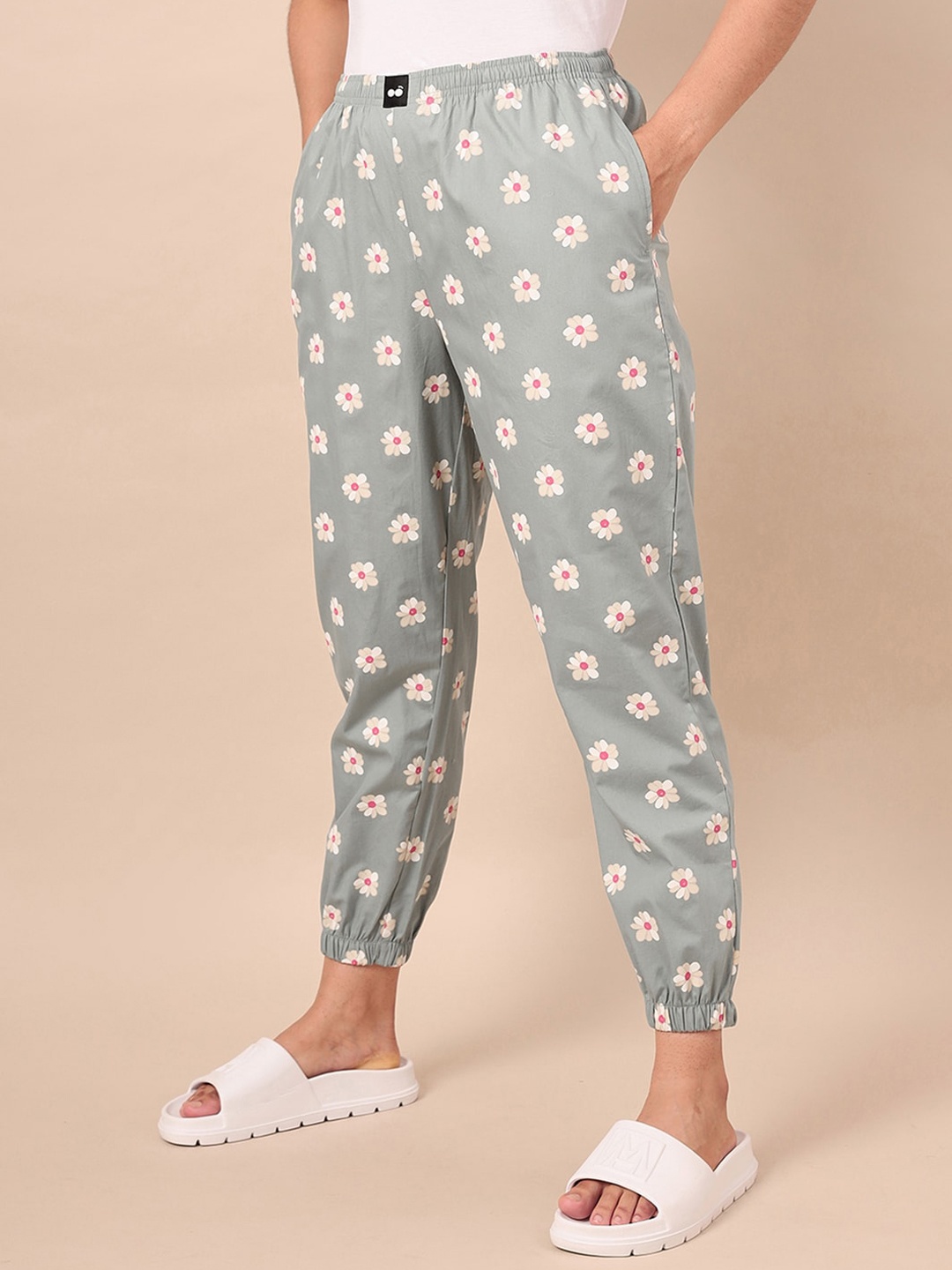 

Bewakoof Women Floral Printed Pyjamas, Grey