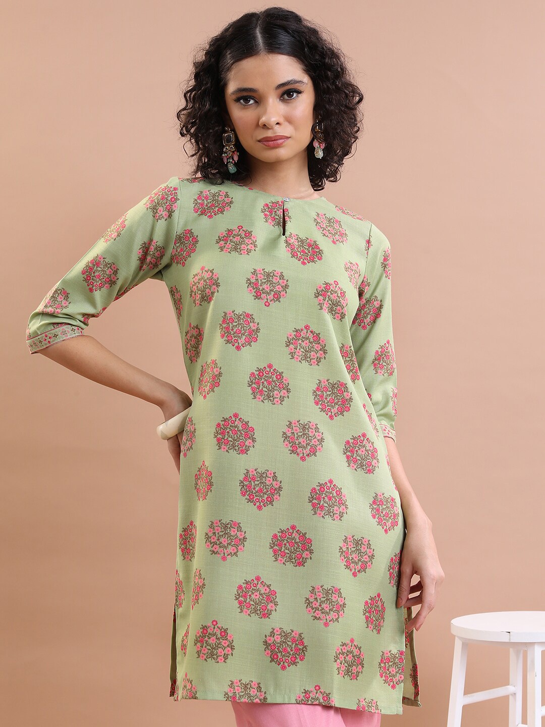 

KETCH Green Floral Printed Keyhole Neck Straight Kurta